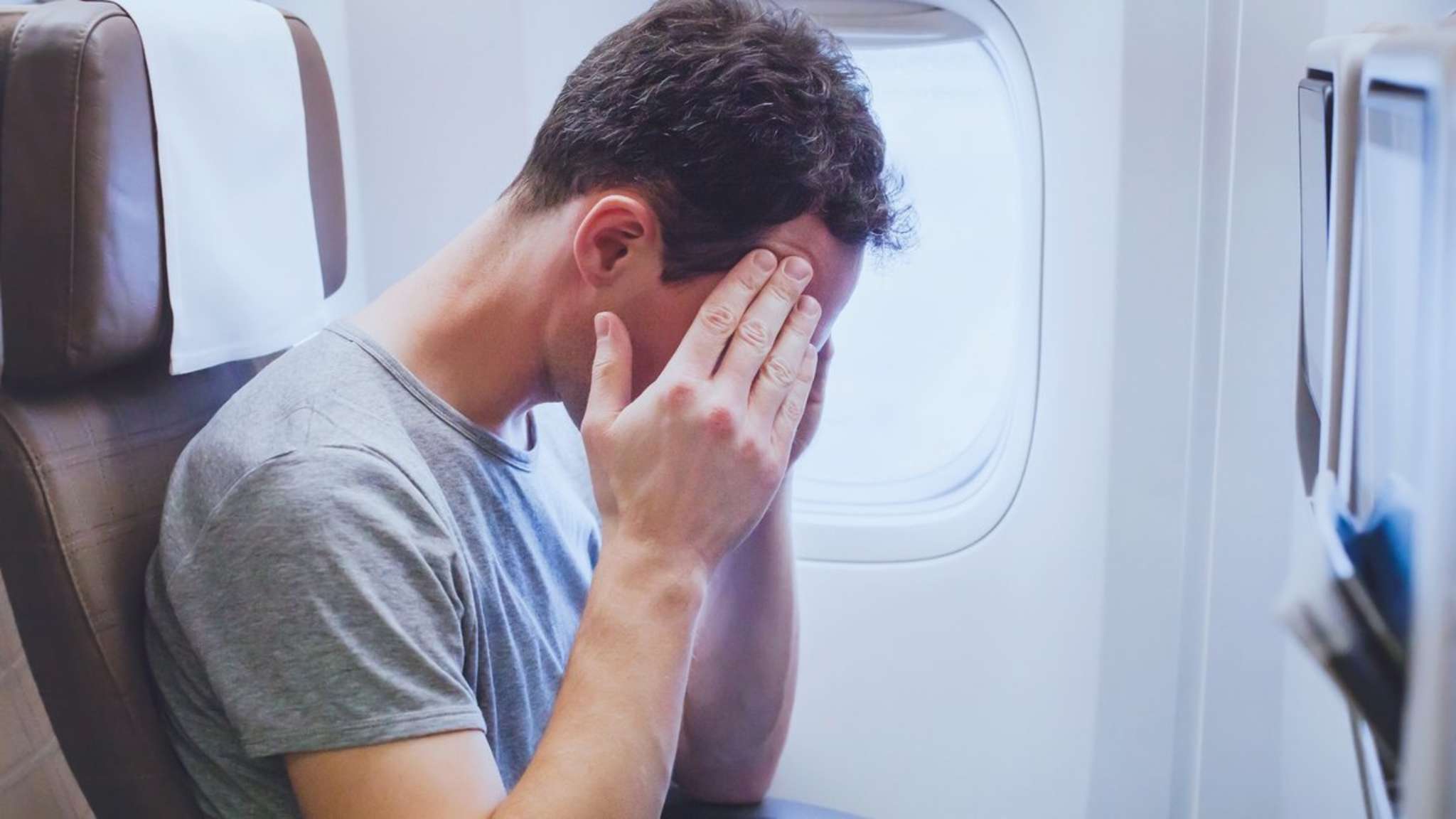 Es muss nicht unbedingt auf hoher See sein: "Seekrank" können Menschen auch im Flugzeug werden. © Song_about_summer/Shutterstock.com