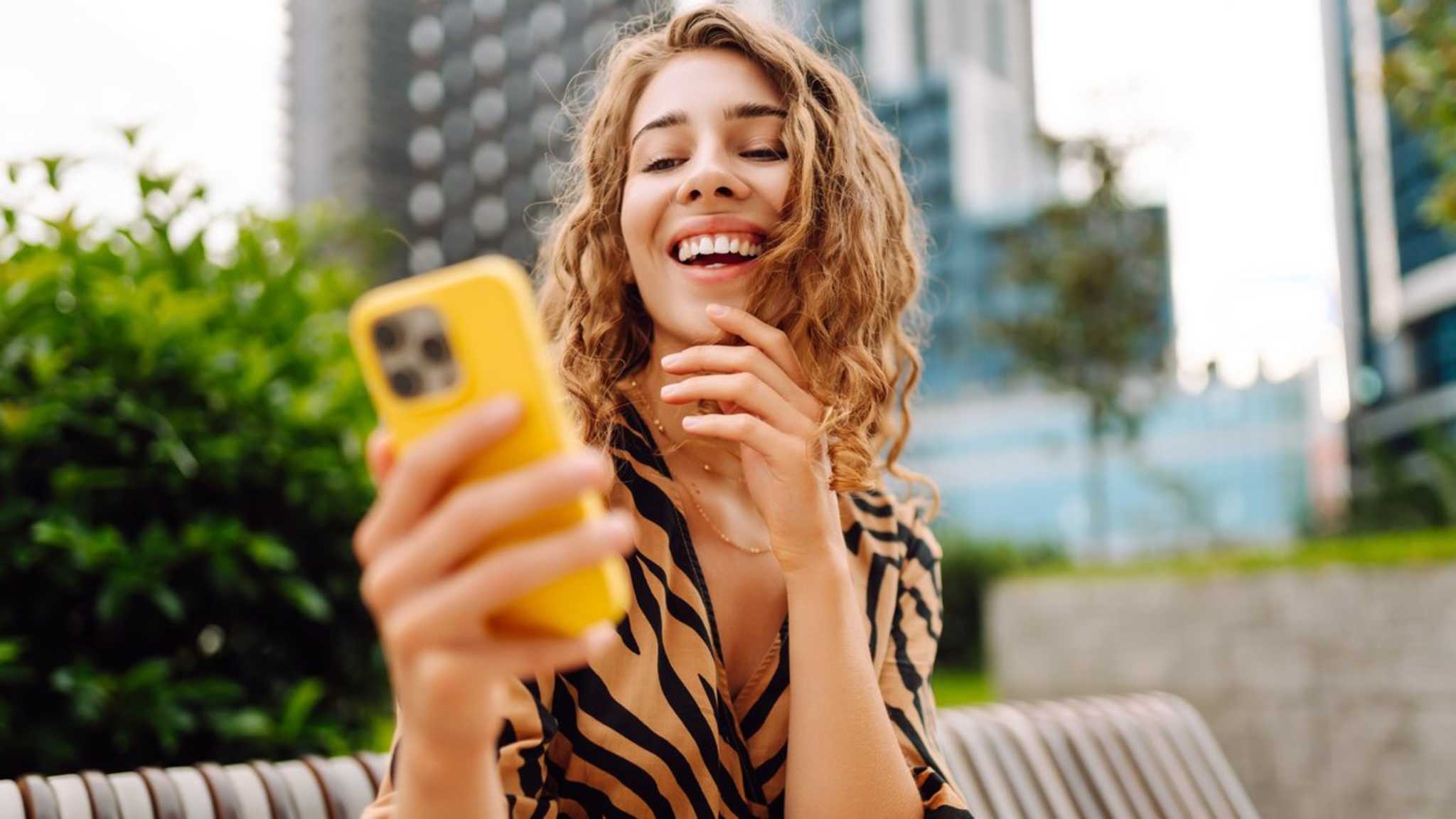 Im Zweifelsfall hilft Dir das Smartphone bei der Kommunikation auf Reisen. © Maksym  Belchenko/iStock via Getty Images