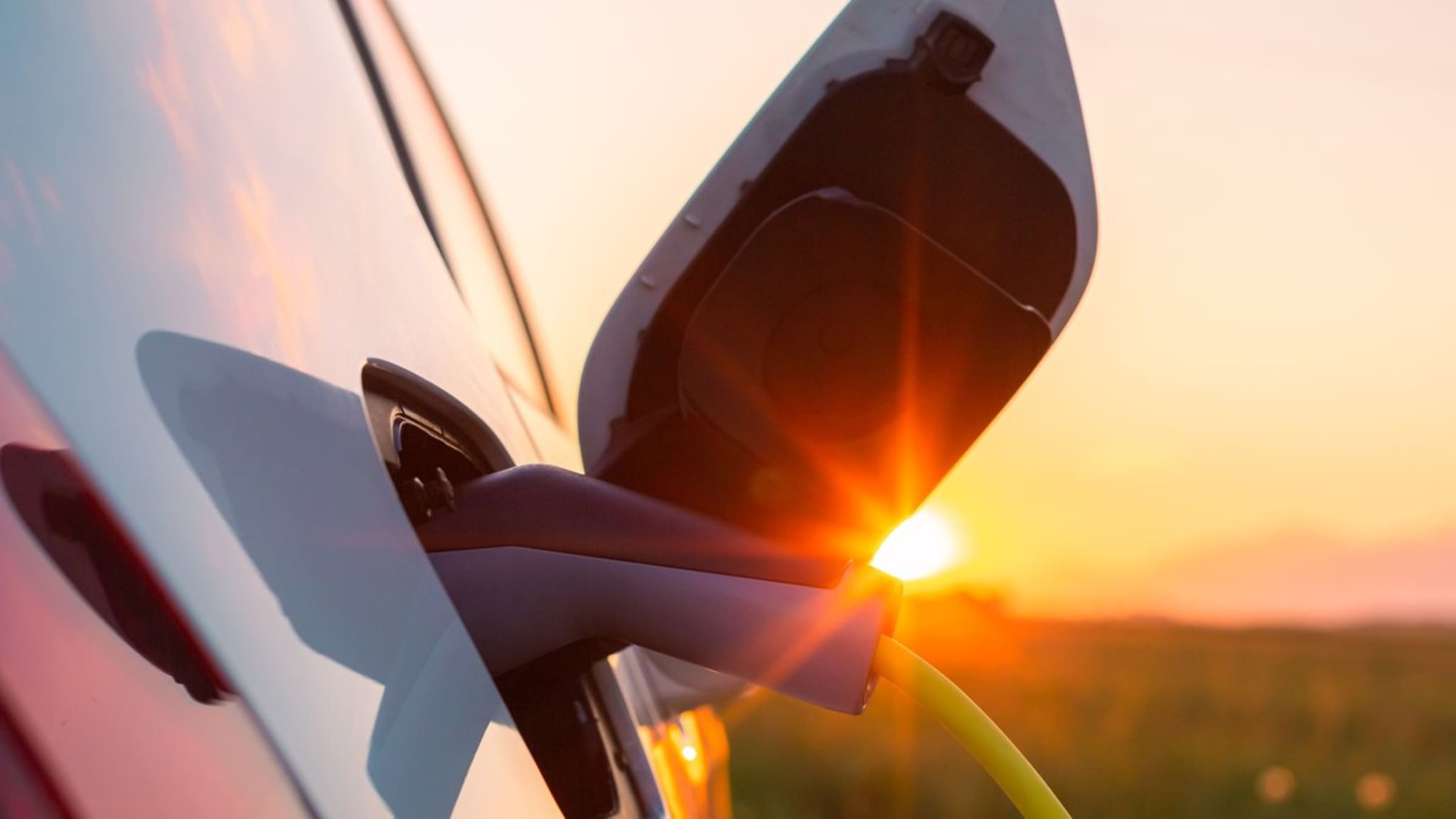 Mit dem E-Auto in den Urlaub zu fahren ist für viele keine Utopie mehr. © 24K-Production / iStock via Getty Images