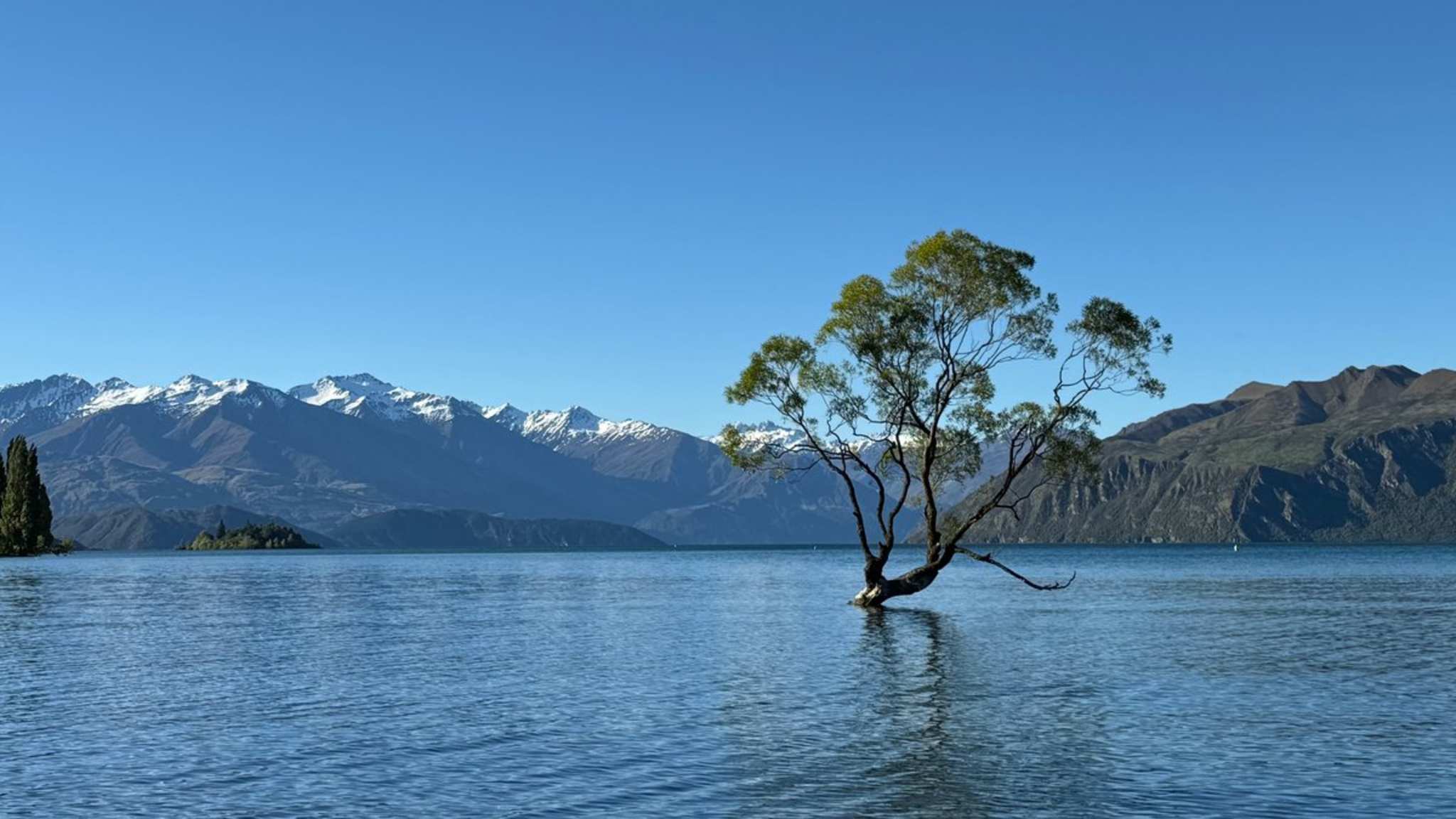 Fußwanderungen durch anspruchsvolles Terrain führen an das Ufer der Blue Lake. © ChrisEcob999/iStock via Getty Images