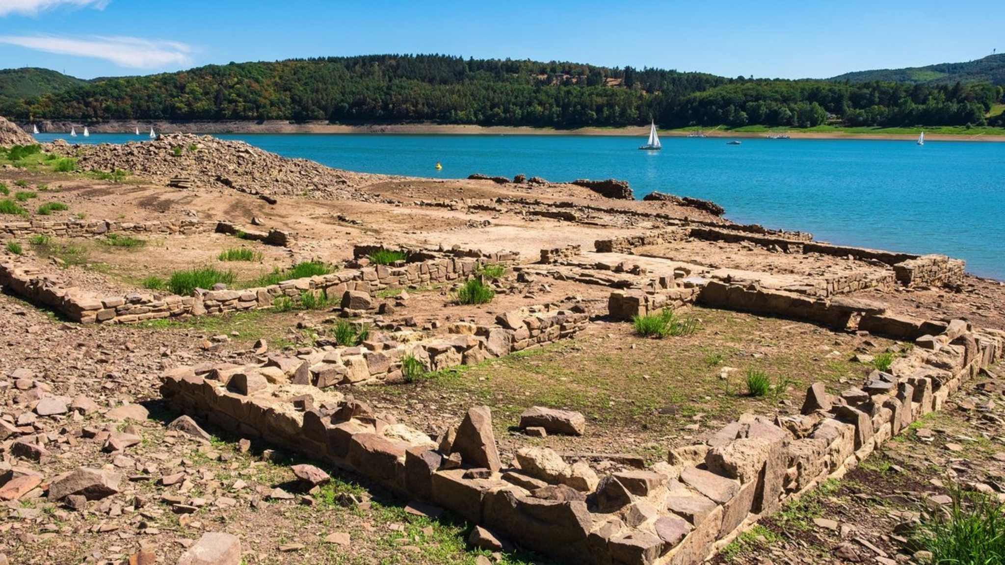 Am hessischen Edersee sind die Überreste von Berich noch zu finden. © Harald Lueder/Shutterstock.com