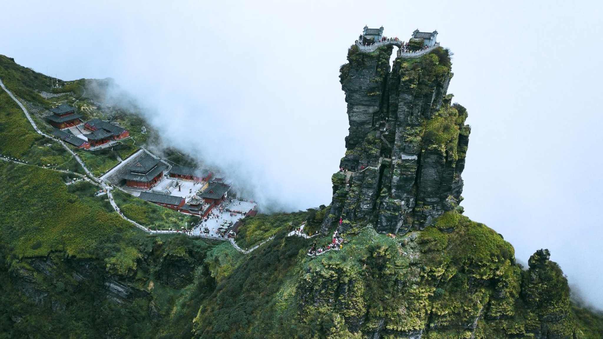 Die Zwillingstempel des Fanjingshan thronen auf einer Felsnadel. © khunballang/Shutterstock.com