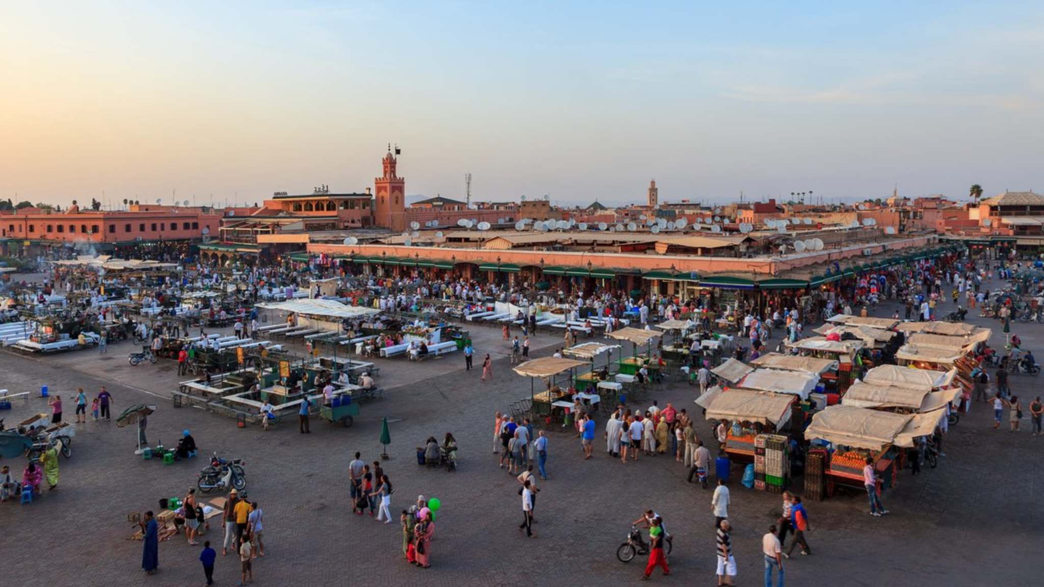 Auf den belebten Märkten von Marrakesch gehört das Feilschen zum guten Ton. © TAKAYUKI UEDA/iStock via Getty Images