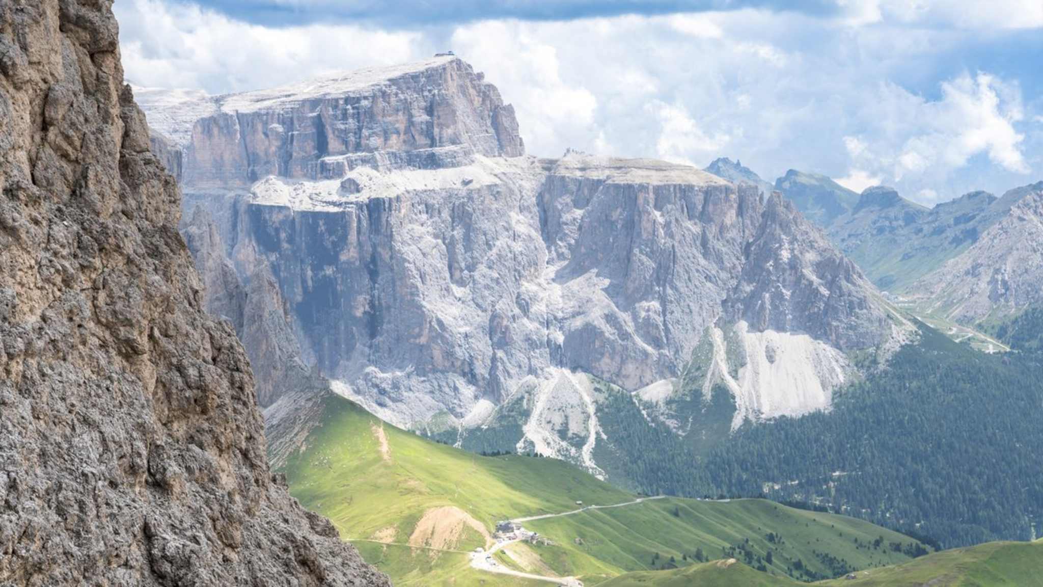 Die Sellaronda in den Dolomiten führt einmal um das imposante Sella-Massiv. © CAHKT/iStock via Getty Images