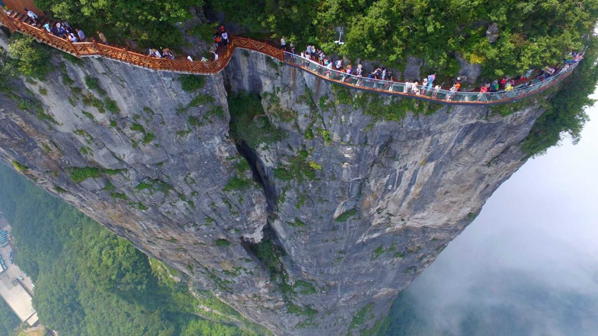 Wenn Du Dich auf diese Brücke wagst, ist Höhenangst keine Option. © imago/China Foto Press