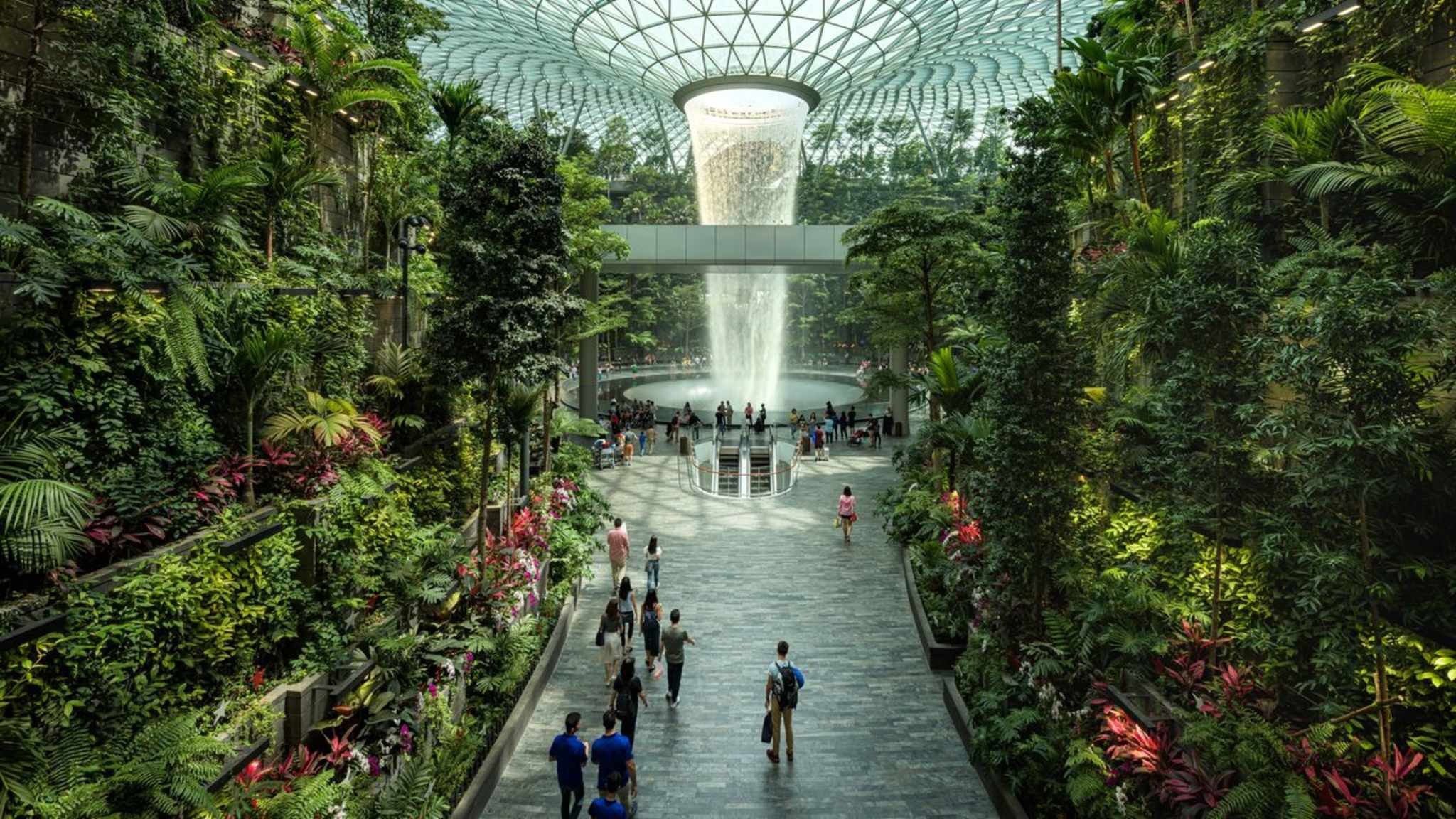 Der Changi Airport in Singapur überzeugt mit spektakulären Gärten und beeindruckender Architektur. © iStock via Getty/Em Campos
