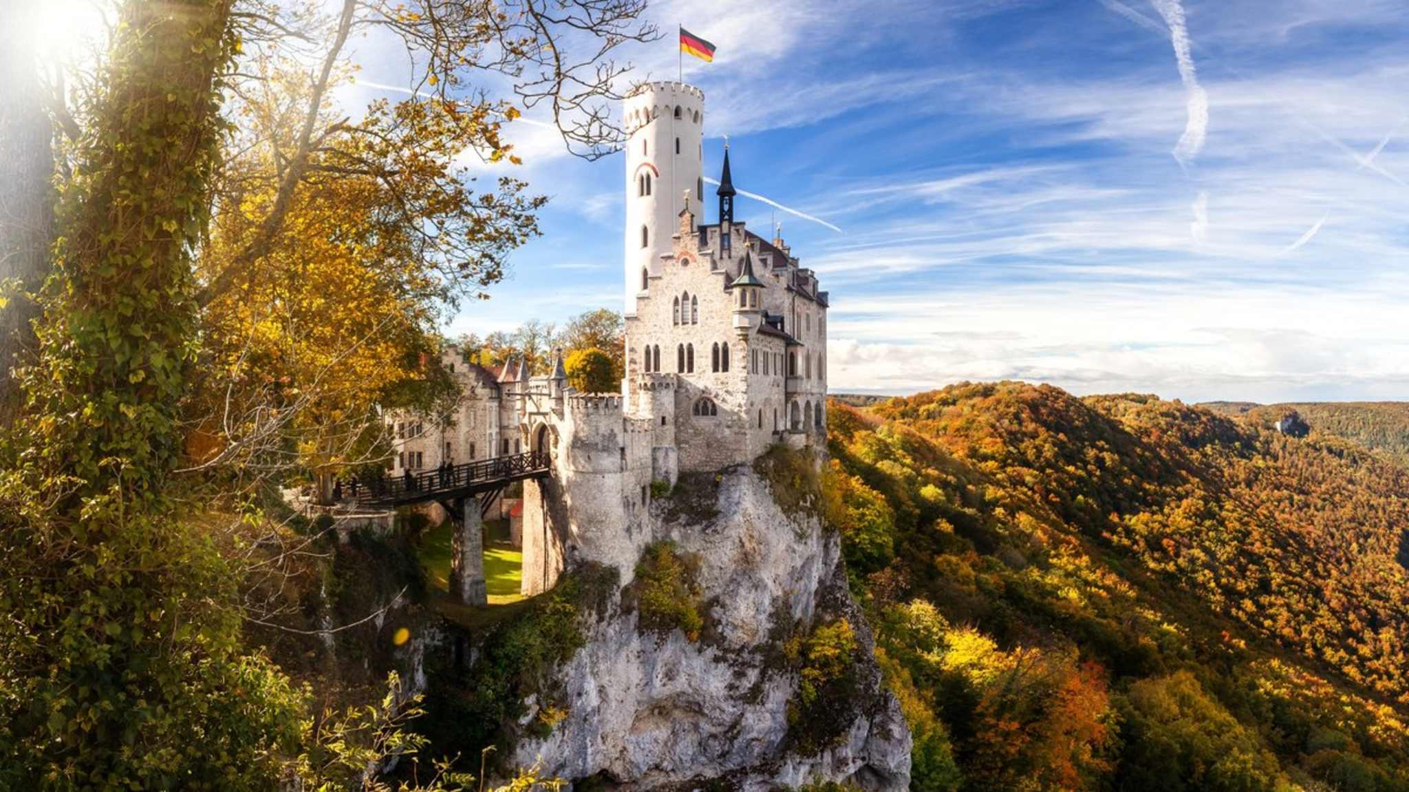 Schloss Lichtenstein ist besonders im Herbst einen Abstecher wert. © sculpies/Shutterstock.com