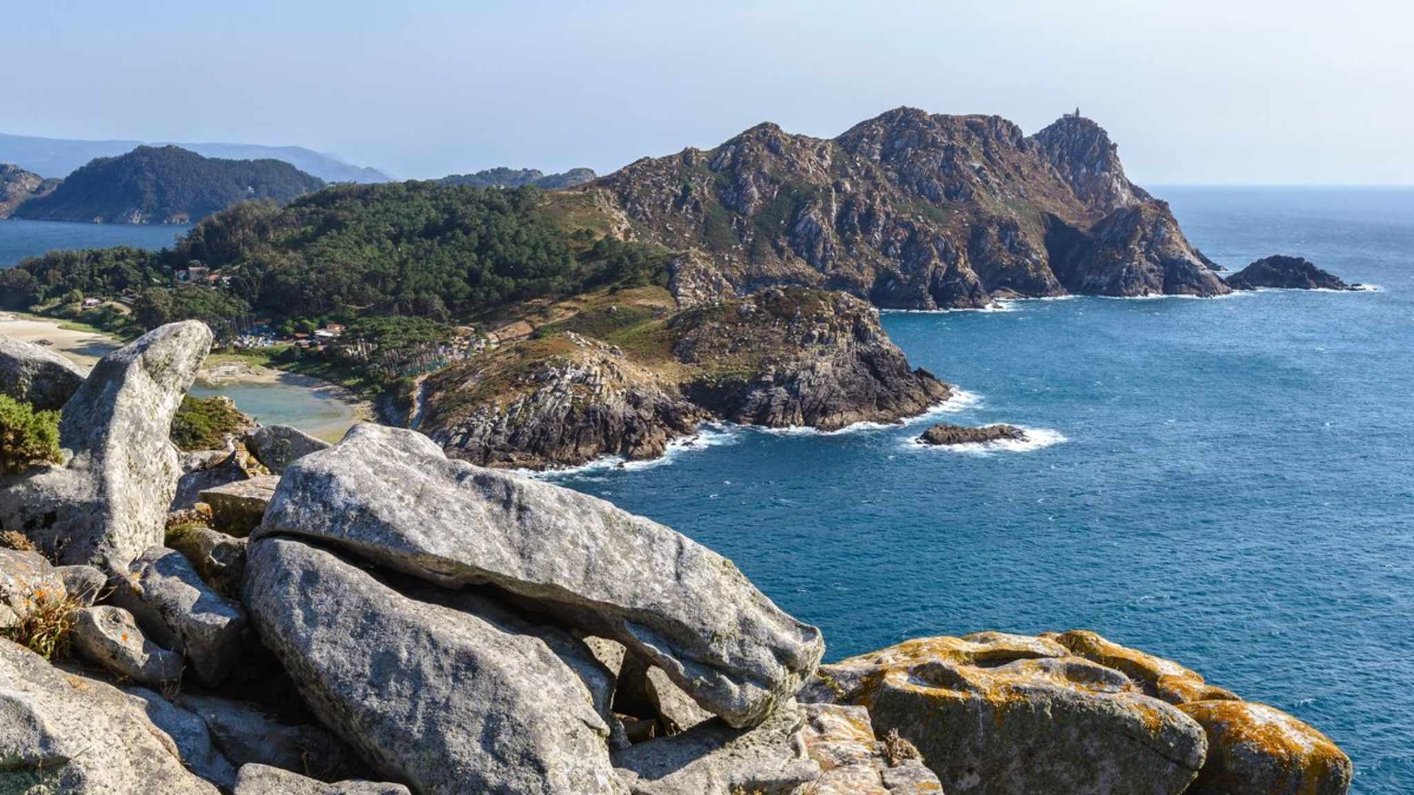 Die Cíes-Inseln sind für ihre Sandstrände und klares Wasser berühmt. © Shutterstock.com/Noradoa
