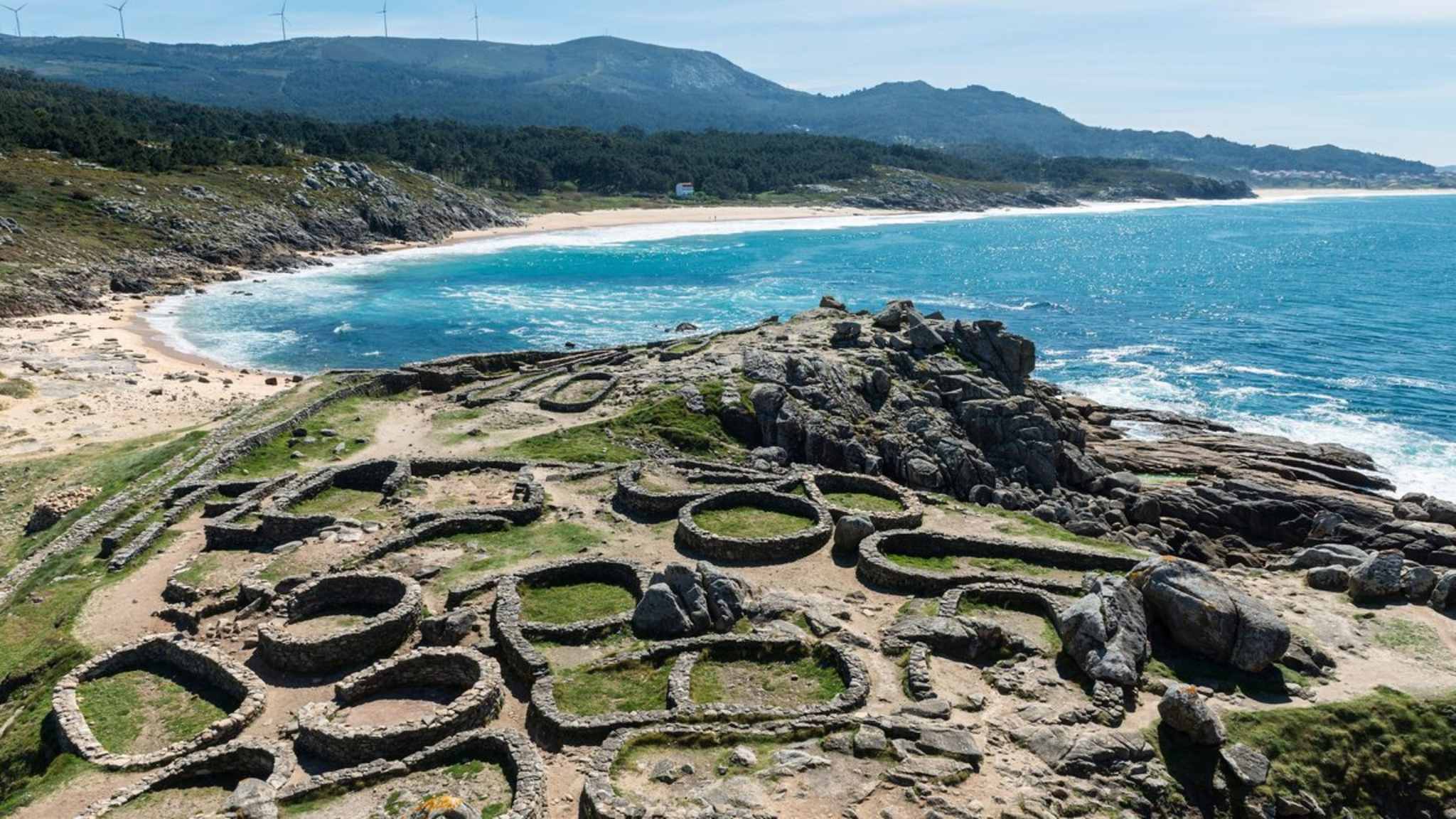 Direkt an der Küste liegt die rund 2.000 Jahre alte Keltensiedlung Castro de Baroña. © Shutterstock.com/Andres Garcia Martin
