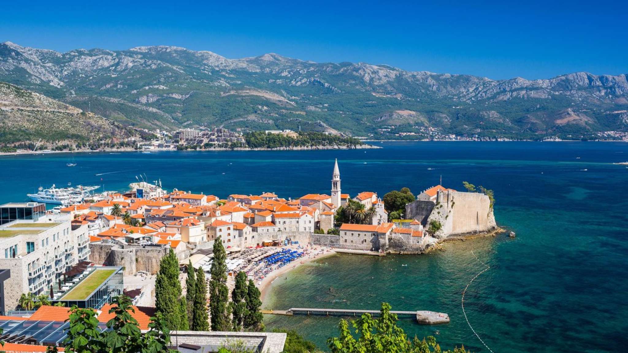 Entlang der Küste Montenegros sind einige idyllische Dörfer zu finden. © Vladyslav Starozhylov/Shutterstock.com