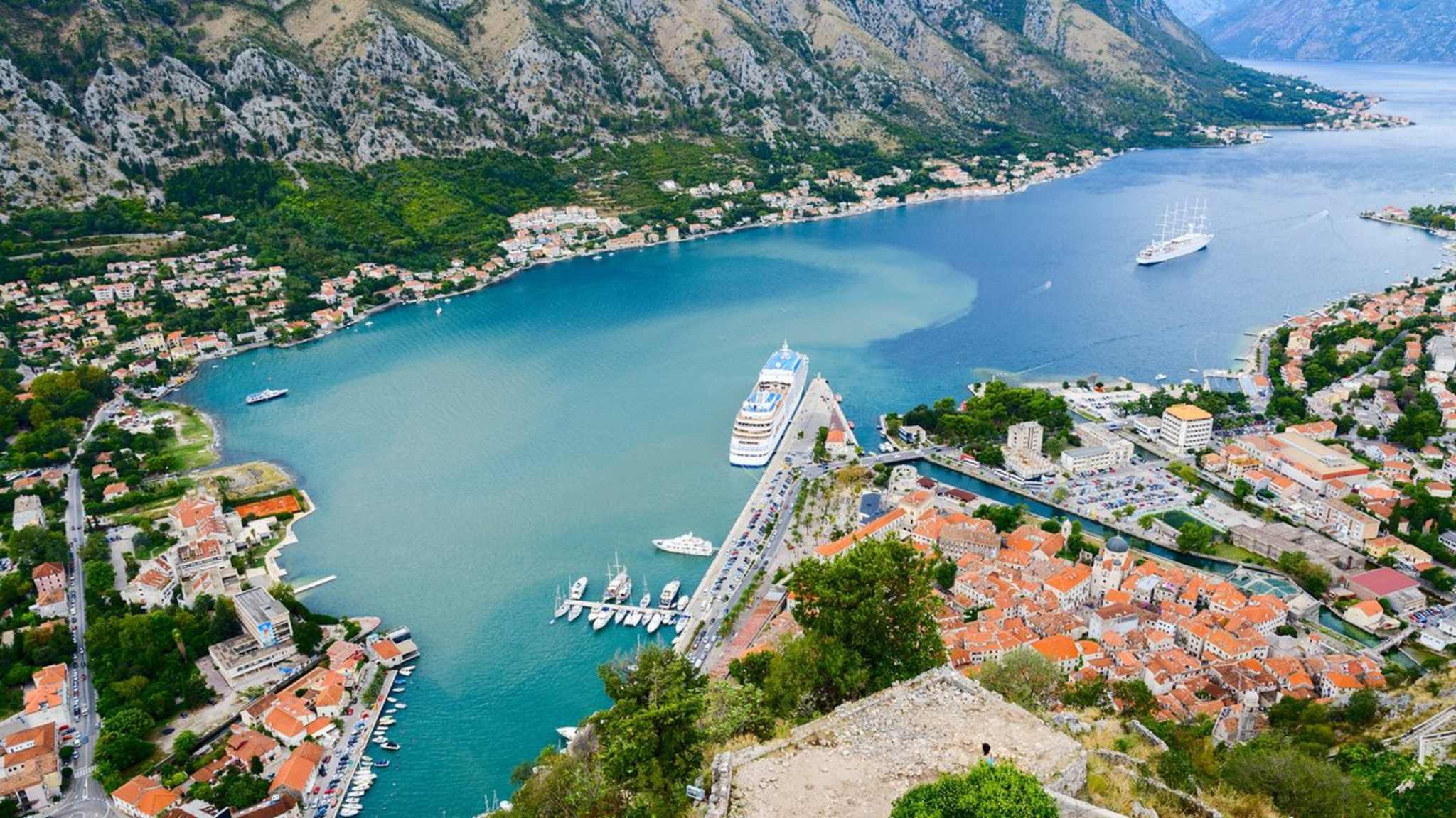 Auch Kreuzfahrtschiffe steuern die Bucht von Kotor regelmäßig an. © Katsiuba Volha/Shutterstock.com