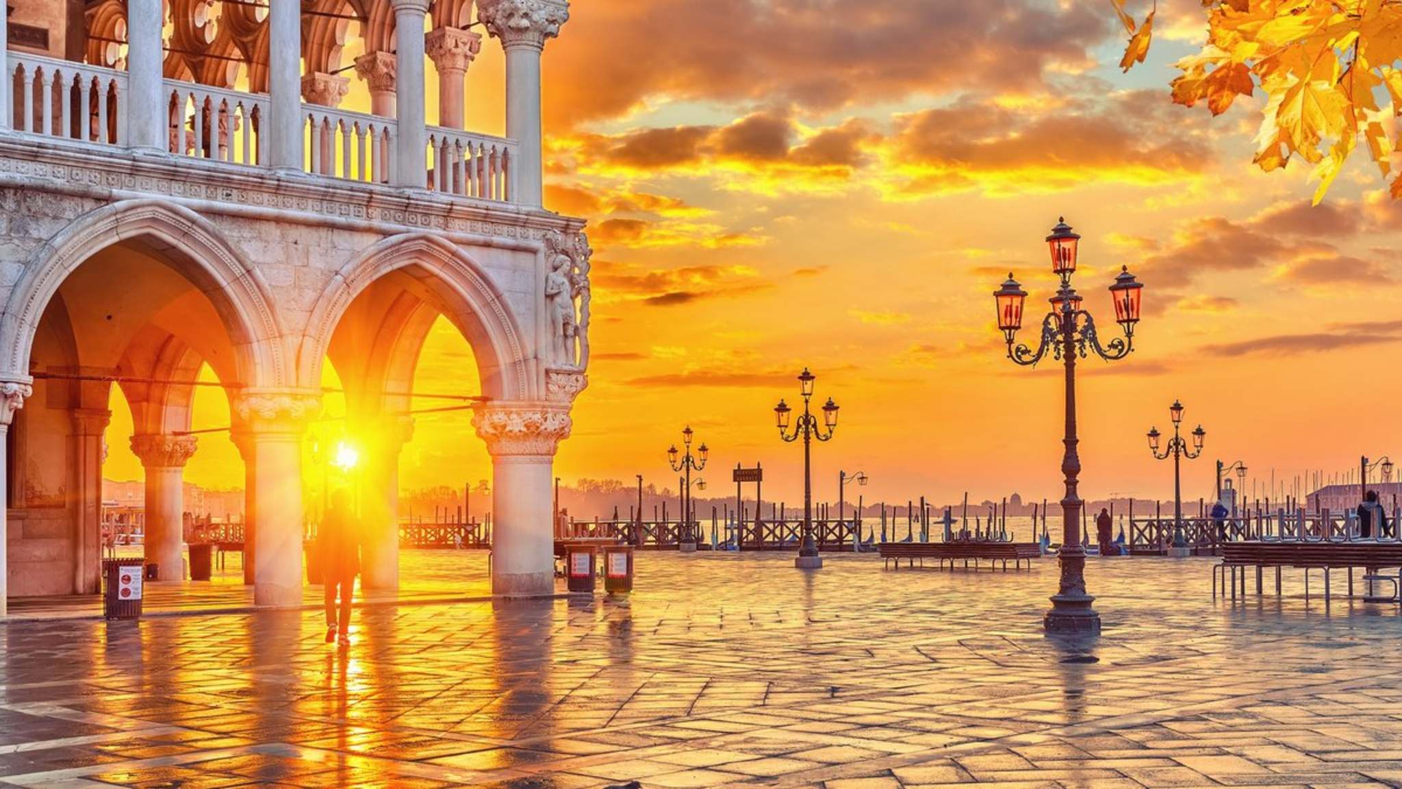 Der Markusplatz steht bei Sonnenuntergängen im Herbst in einem besonderen Licht. © S.Borisov/Shutterstock.com