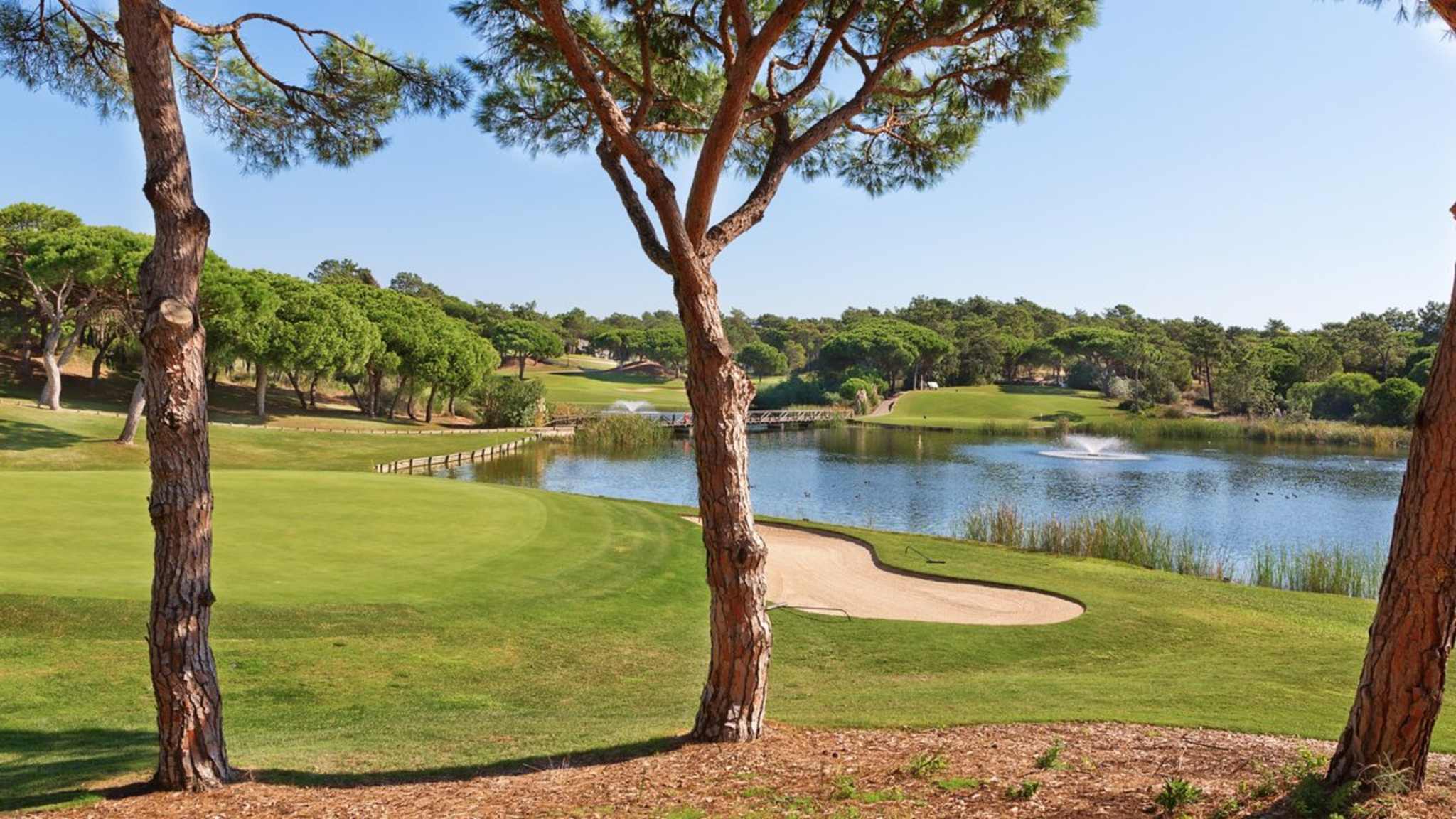 An der Algarve findest Du einige der schönsten Golfplätze Europas. © Serhiy Stakhnyk/iStock