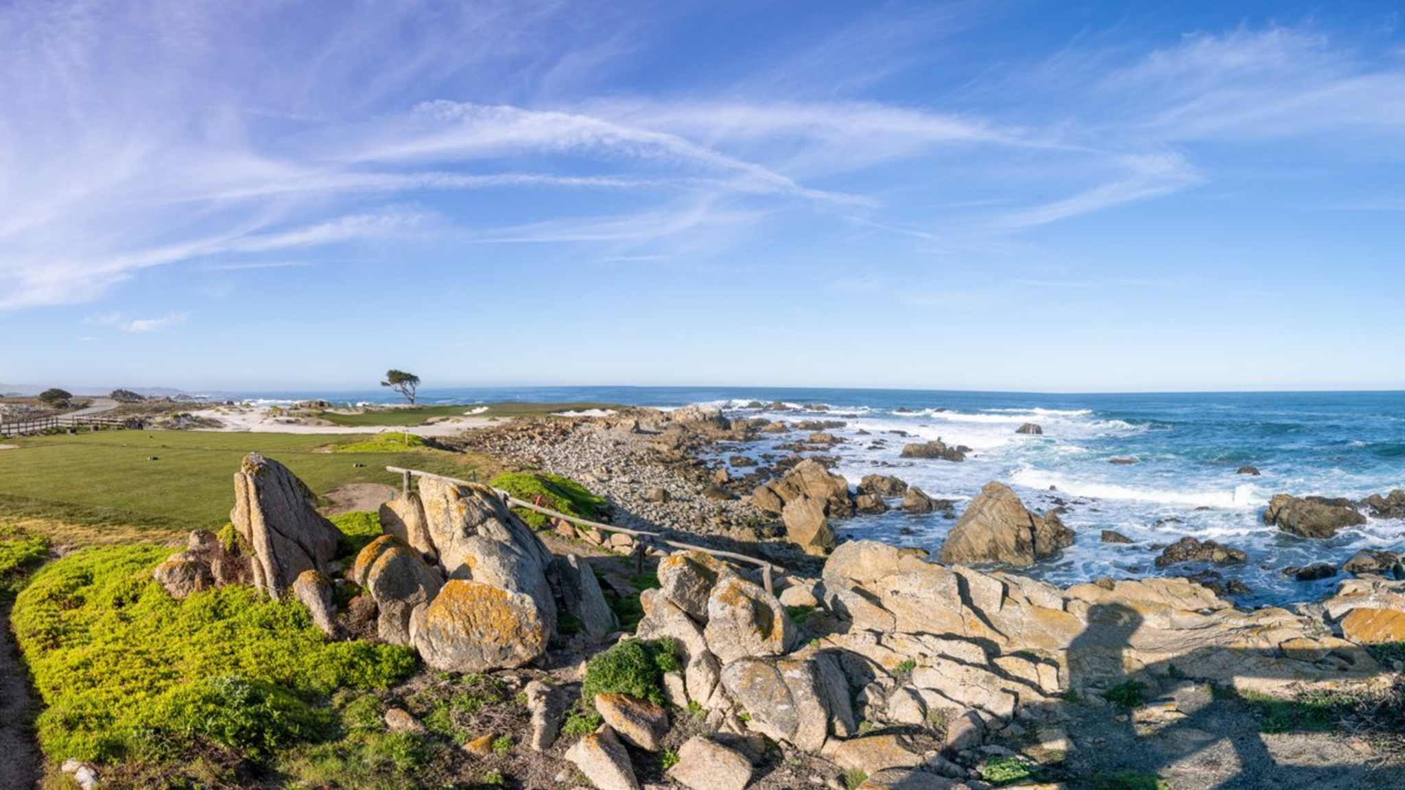 Direkt am Pebble Beach liegt einer der legendärsten Golfkurse der USA. © travelview/iStock