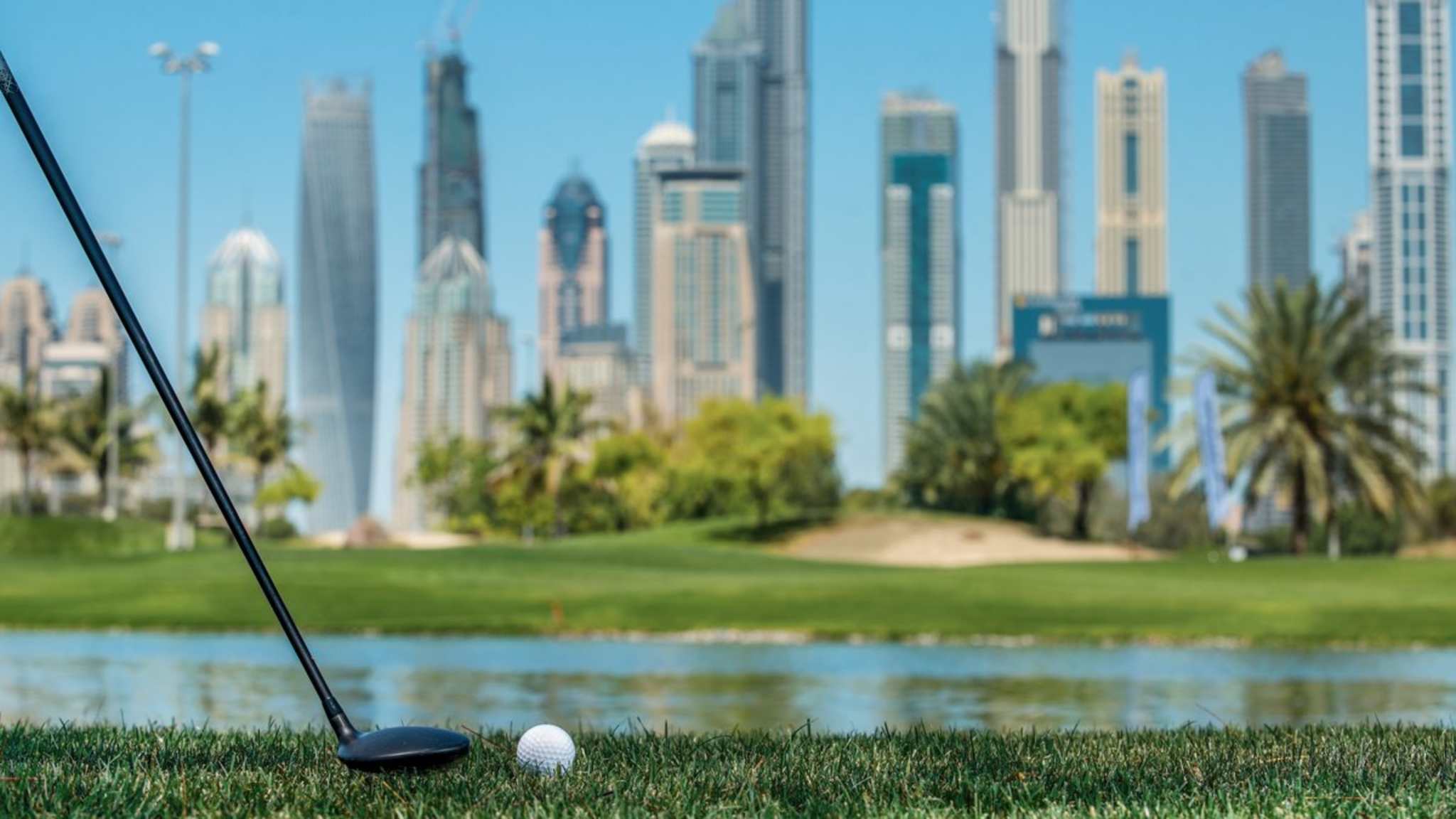 Vor der Skyline von Dubai abzuschlagen, hat ein besonderes Flair. © MaksymPoriechkin/iStock