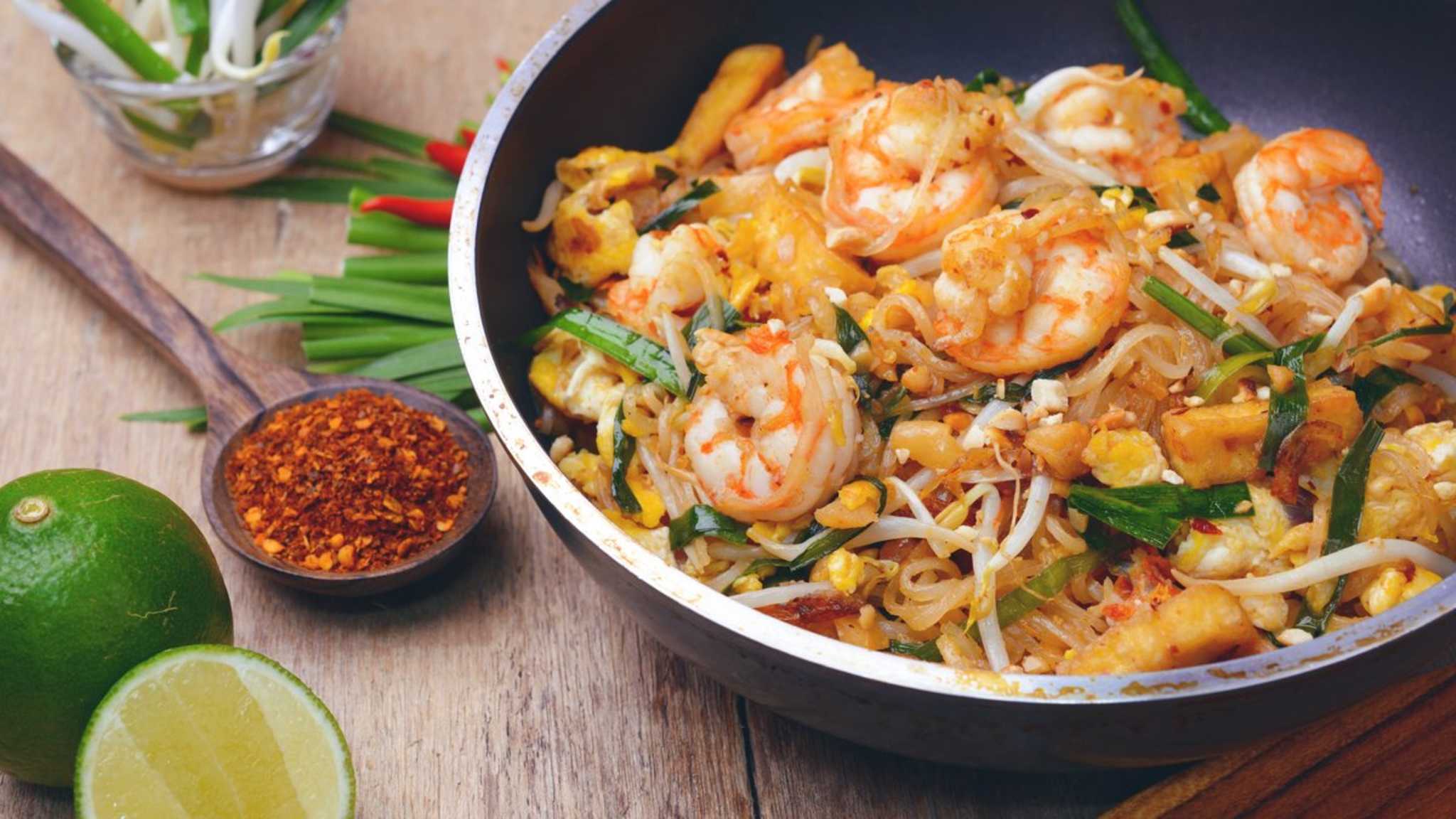 Pad Thai ist in unterschiedlichen Varianten in Thailand verbreitet. © iStock via Getty/marhero