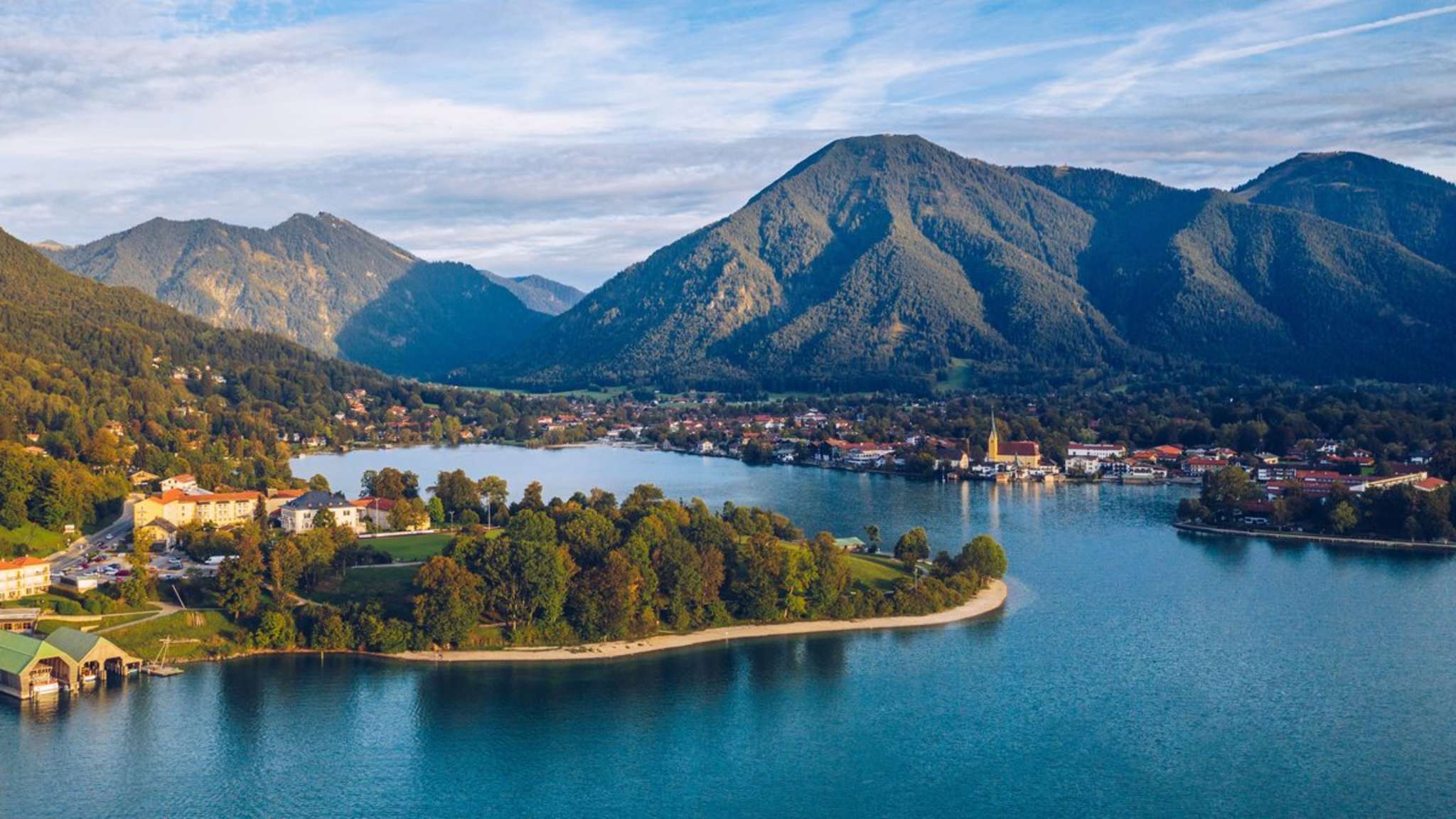 Der bayerische Tegernsee ist ein beliebtes Urlaubs- und Ausflugsziel. © iStock via Getty/DaLiu