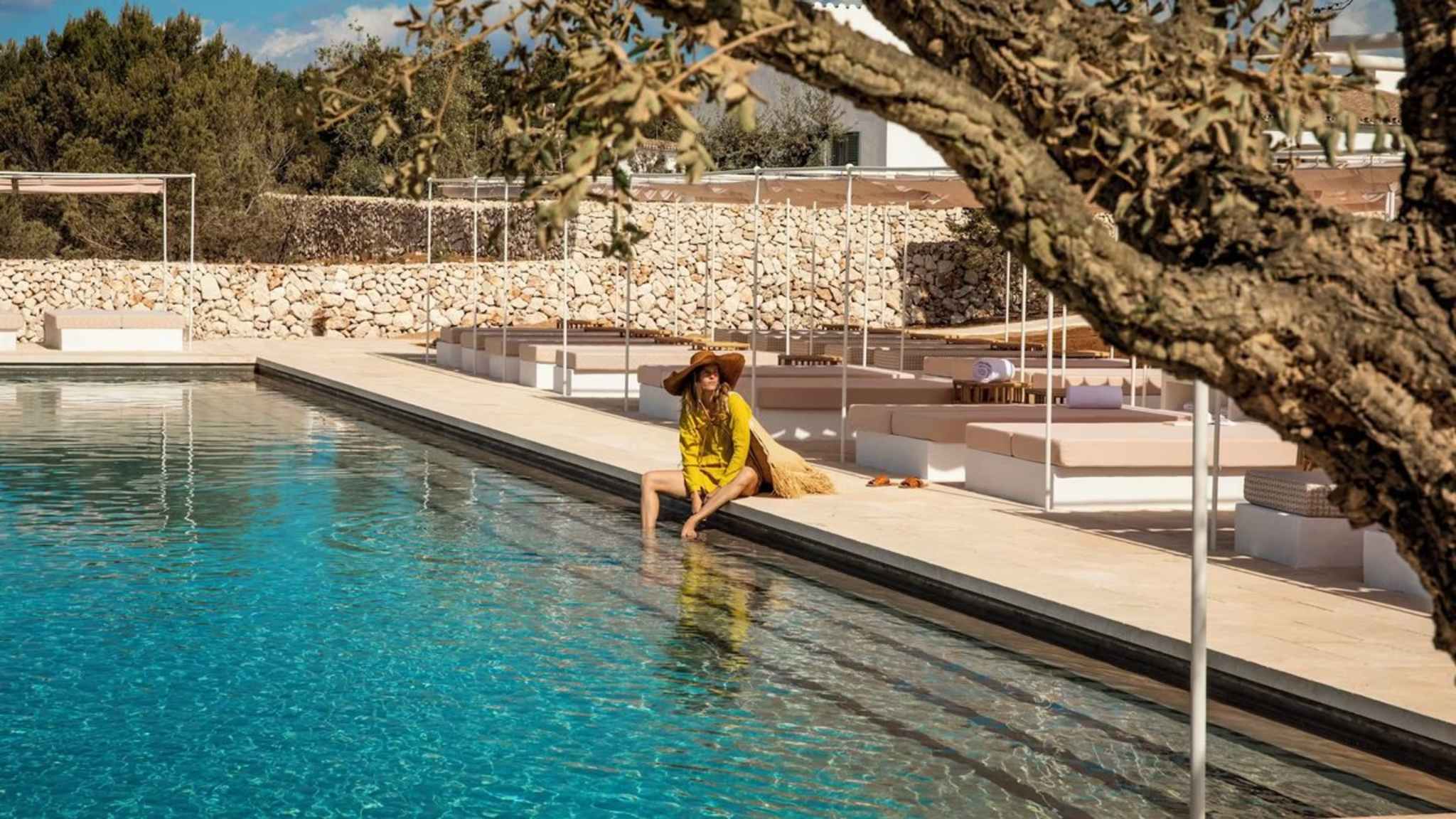 Mit dem Menorca Experimental erwartet Dich eine Finca, die wie das Ferienhaus eines Künstlers wirkt. © Expedia