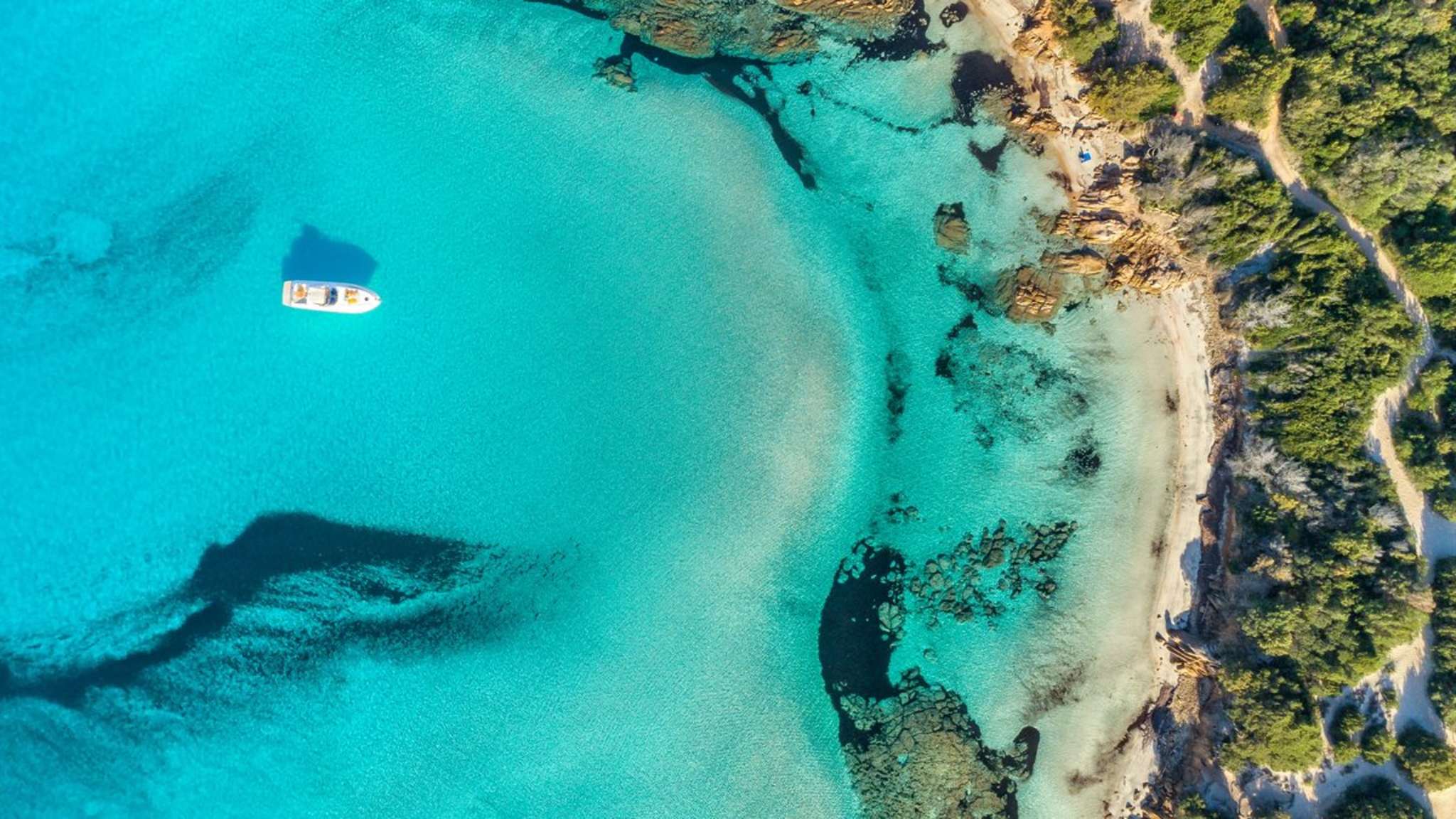Einer der vielen Strände Italiens, hier auf Sardinien, aus der Vogelperspektive. © iStock via Getty/Alessandro Addis