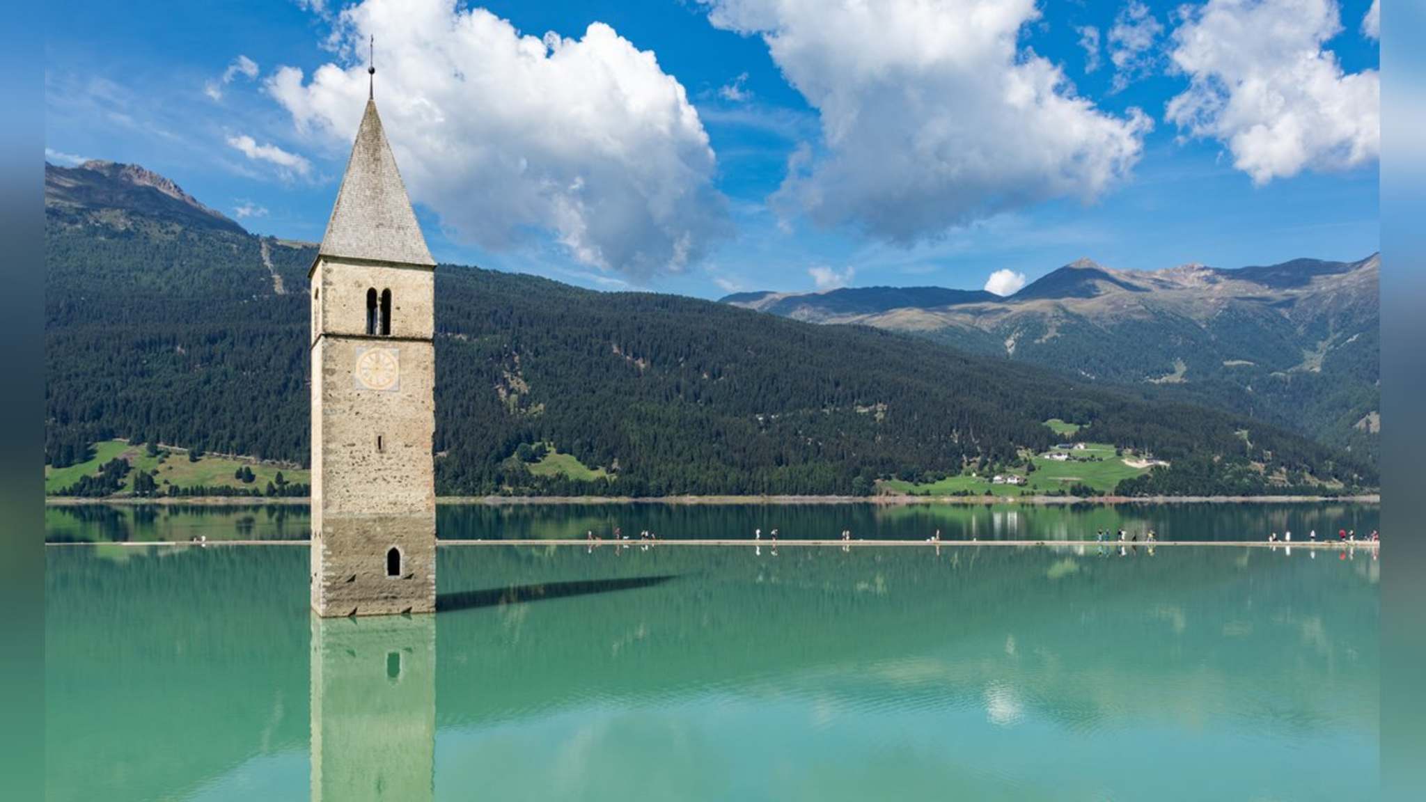 Allein für den Blick auf die versunkene Kirche im Reschensee ist der Reschenpass eine Fahrt wert – wenn er denn nicht gesperrt ist... © istock/Nicola Colombo / iStock via Getty Images
