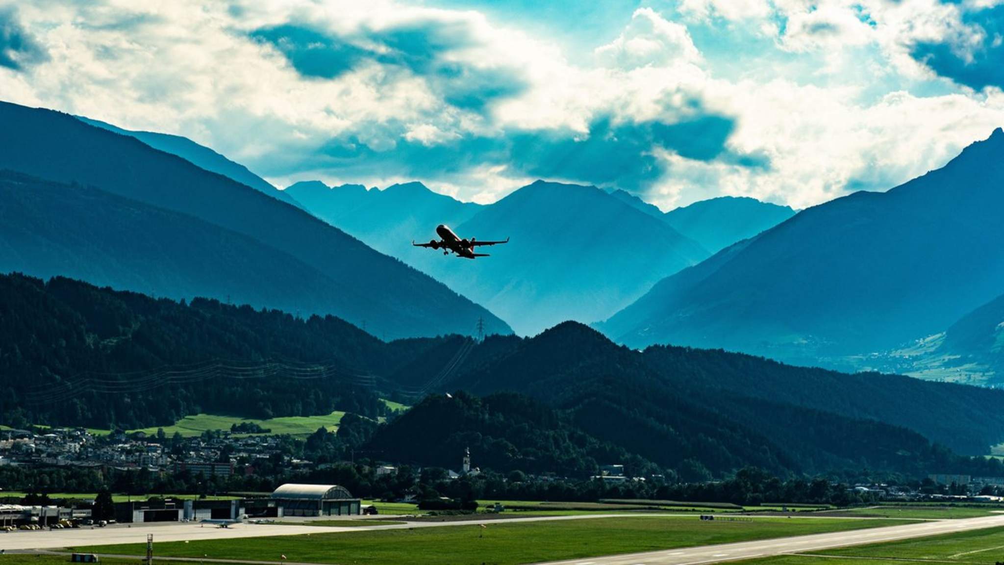Wenn Du von Innsbruck aus in den Urlaub fliegst, bekommst Du ein tolles Alpenpanorama zu sehen. © Wirestock/iStock via Getty Images
