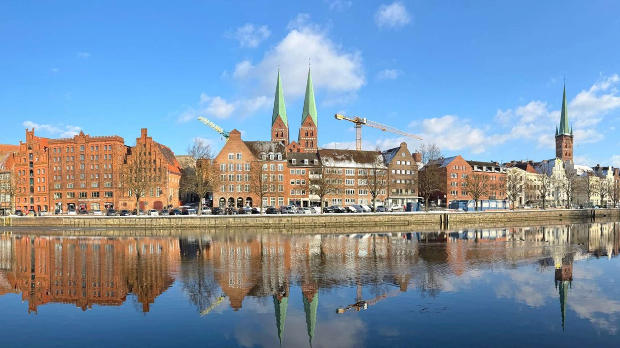 Von Lübeck aus stehen Dir per Flugzeug drei europäische Ziele zur Verfügung. © anyaivanova/iStock via Getty Images