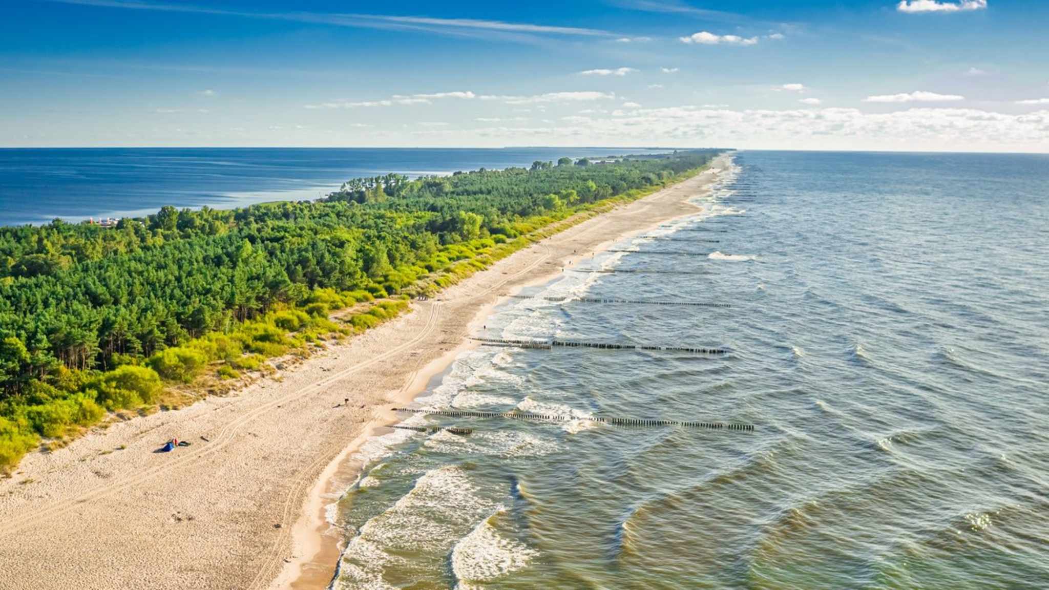 Dieser Strand auf Hel sieht gar nicht wie die Hölle aus. © iStock via Getty/Shaiith