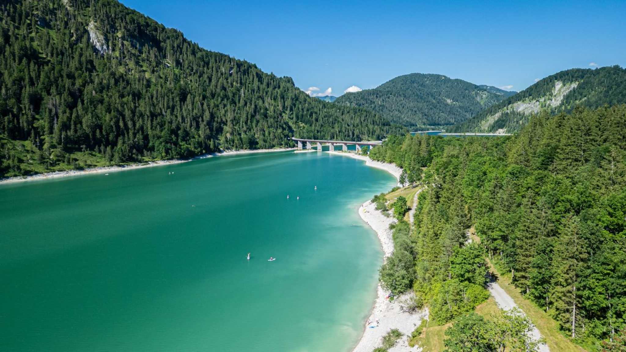 An manchen Seen in Deutschland erwarten Dich Sandstrände und türkises Wasser. © unit-d/iStock via Getty Images