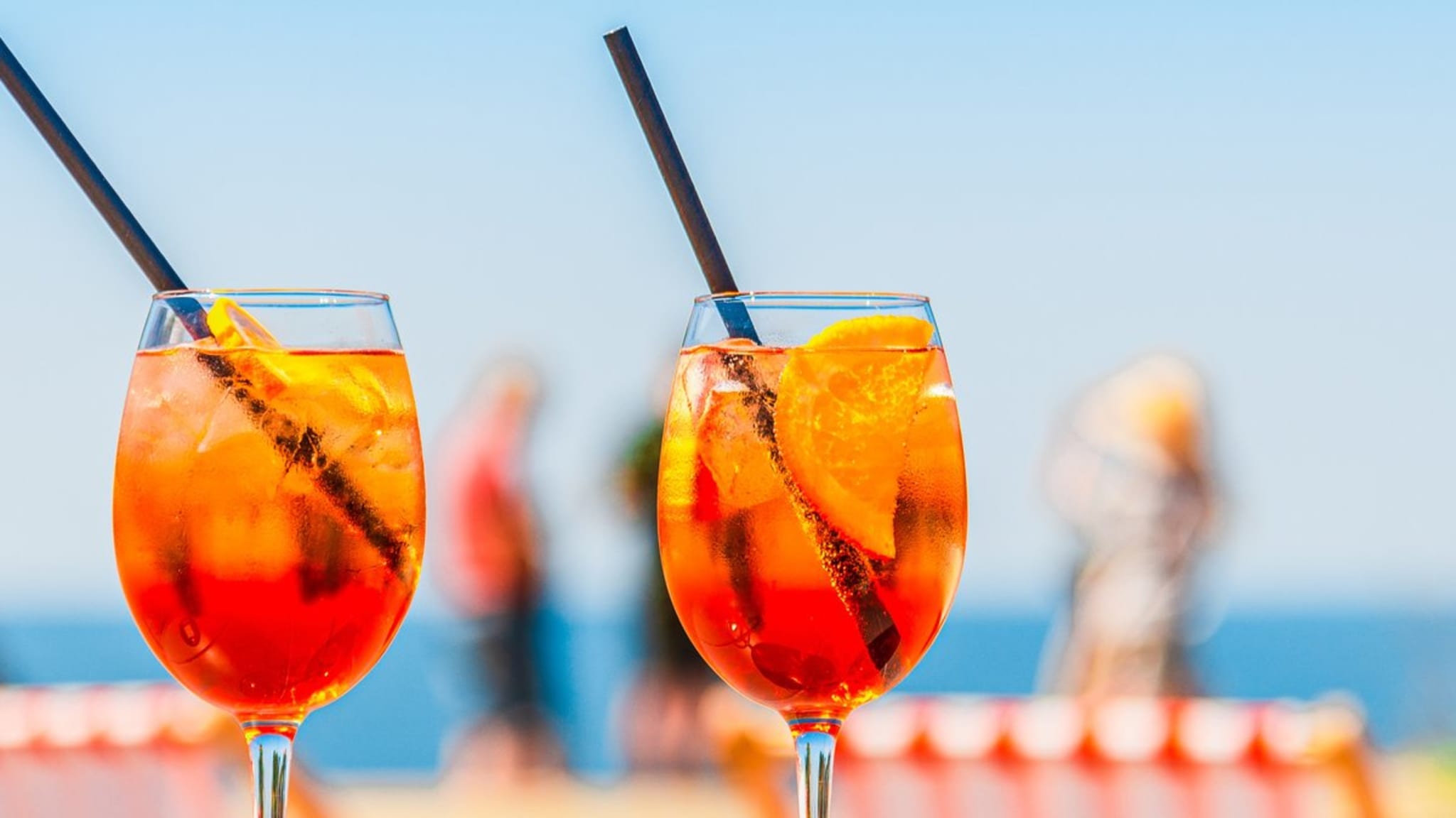 Ein Aperol Spritz ist in vielen Urlaubsländern beliebt. Wie viel er an typischen Locations kostet. © Arvydas Lakacauskas/iStock via Getty Images