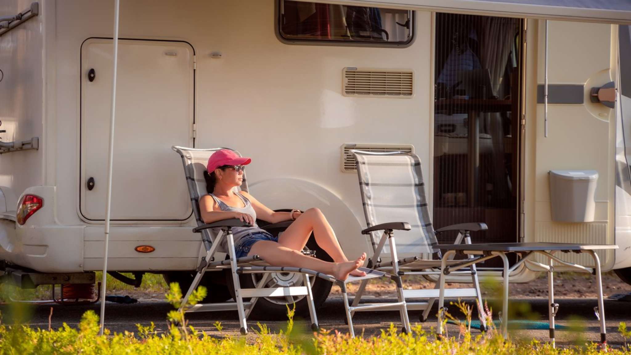 Um beim Camping zu entspannen, gibt es echte Alternativen zum Meer. © cookelma/iStock via Getty Images