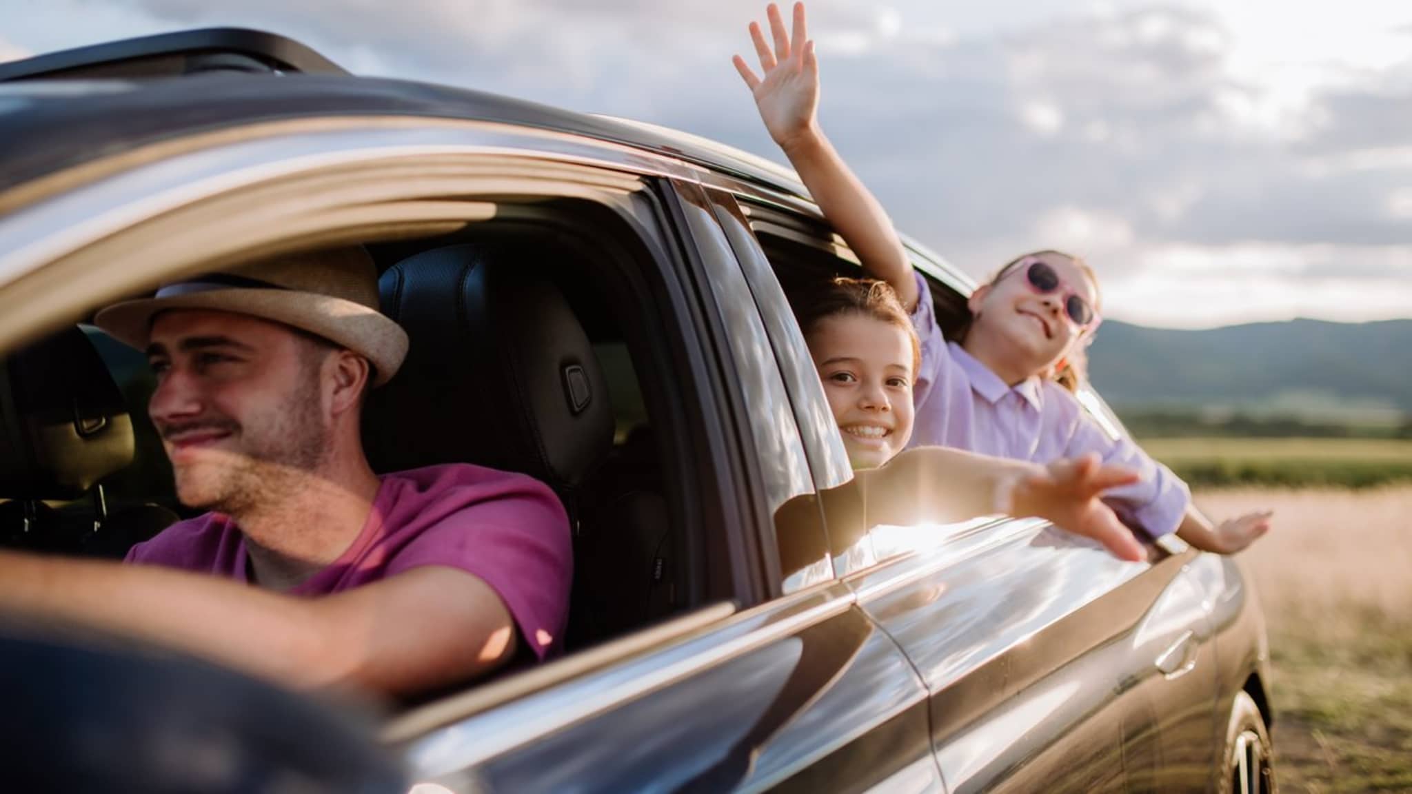Durchdachte Vorbereitung macht die Autofahrt in den Sommerurlaub für Familien deutlich angenehmer. © Halfpoint/iStock via Getty Images