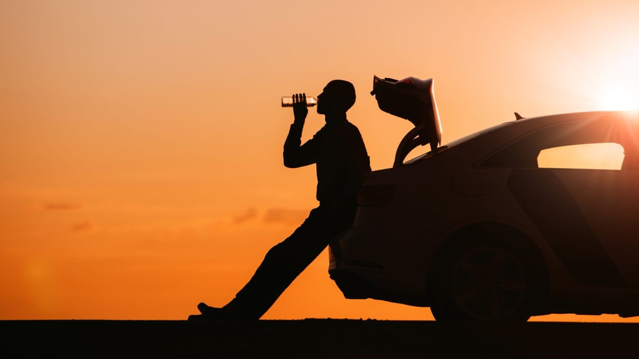 Für AutofahrerInnen gilt unter anderem: Pausen machen und viel trinken. © Dima Berlin/iStock via Getty Images