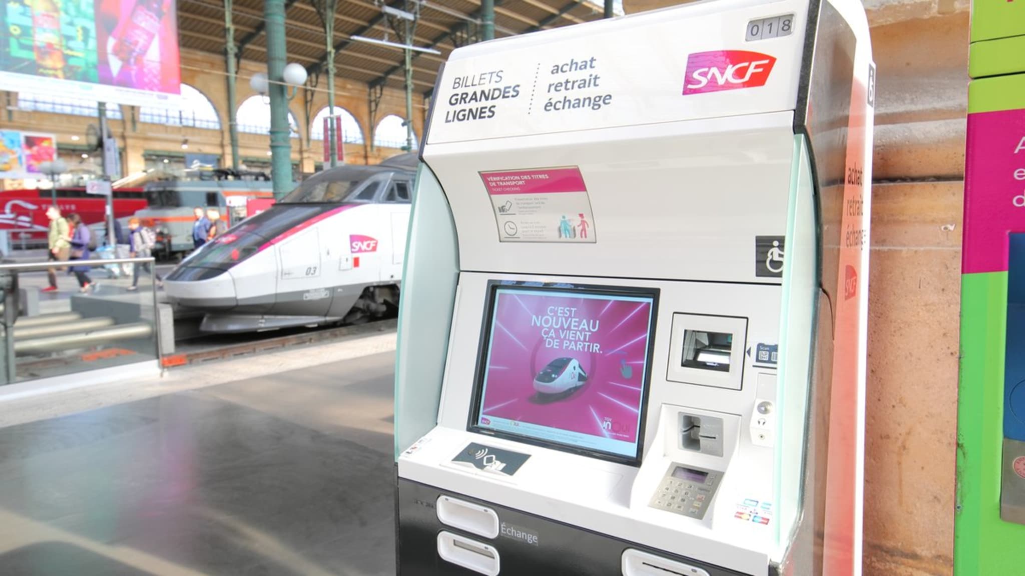 Auf derartige Fahrkartenautomaten wie hier in Paris können InhaberInnen des "Pass Jeune Grand Est Grenzenlos" verzichten. © iStock via Getty/TkKurikawa