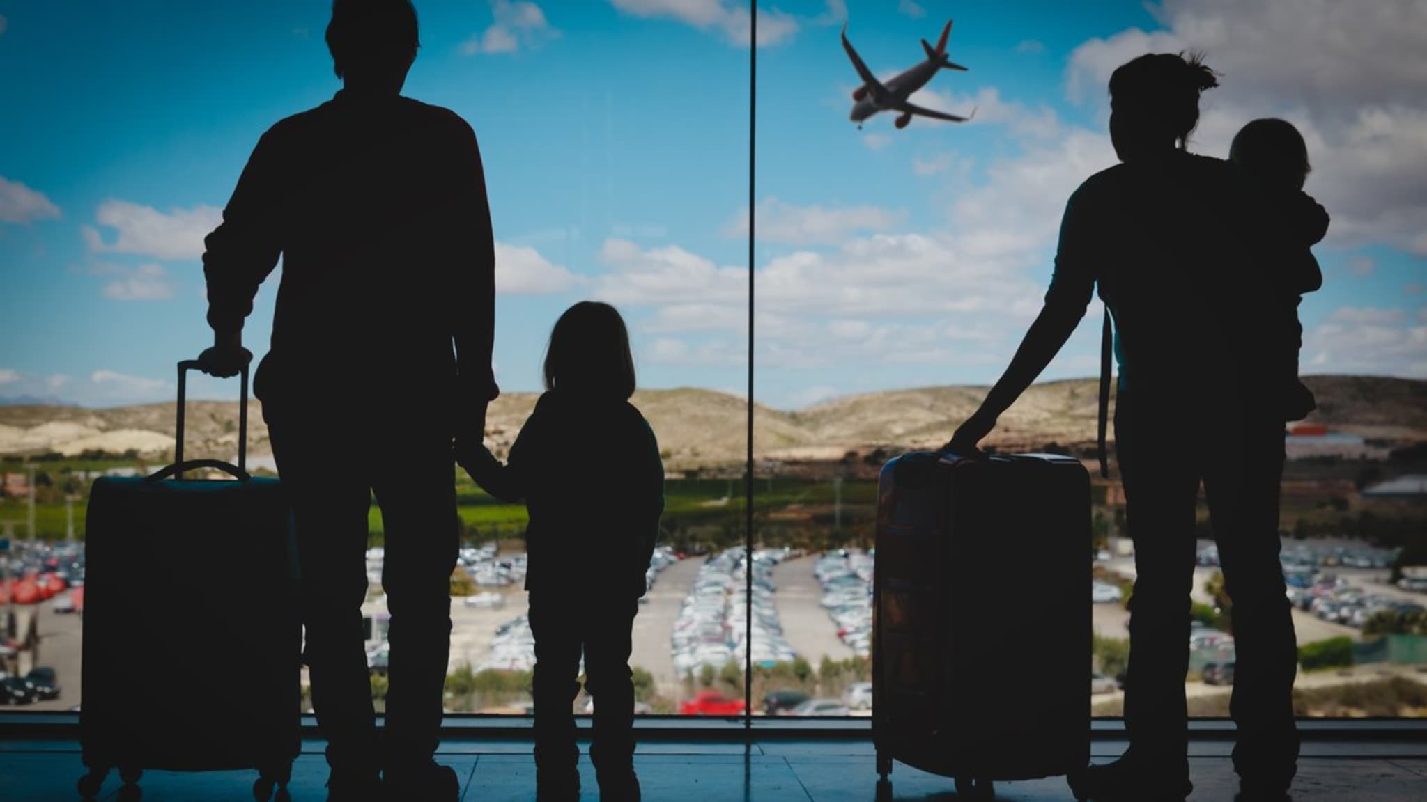 Bei Reisen mit Kindern sollten Umsteigezeiten besonders großzügig kalkuliert werden. © Nadezhda1906/iStock via Getty Images