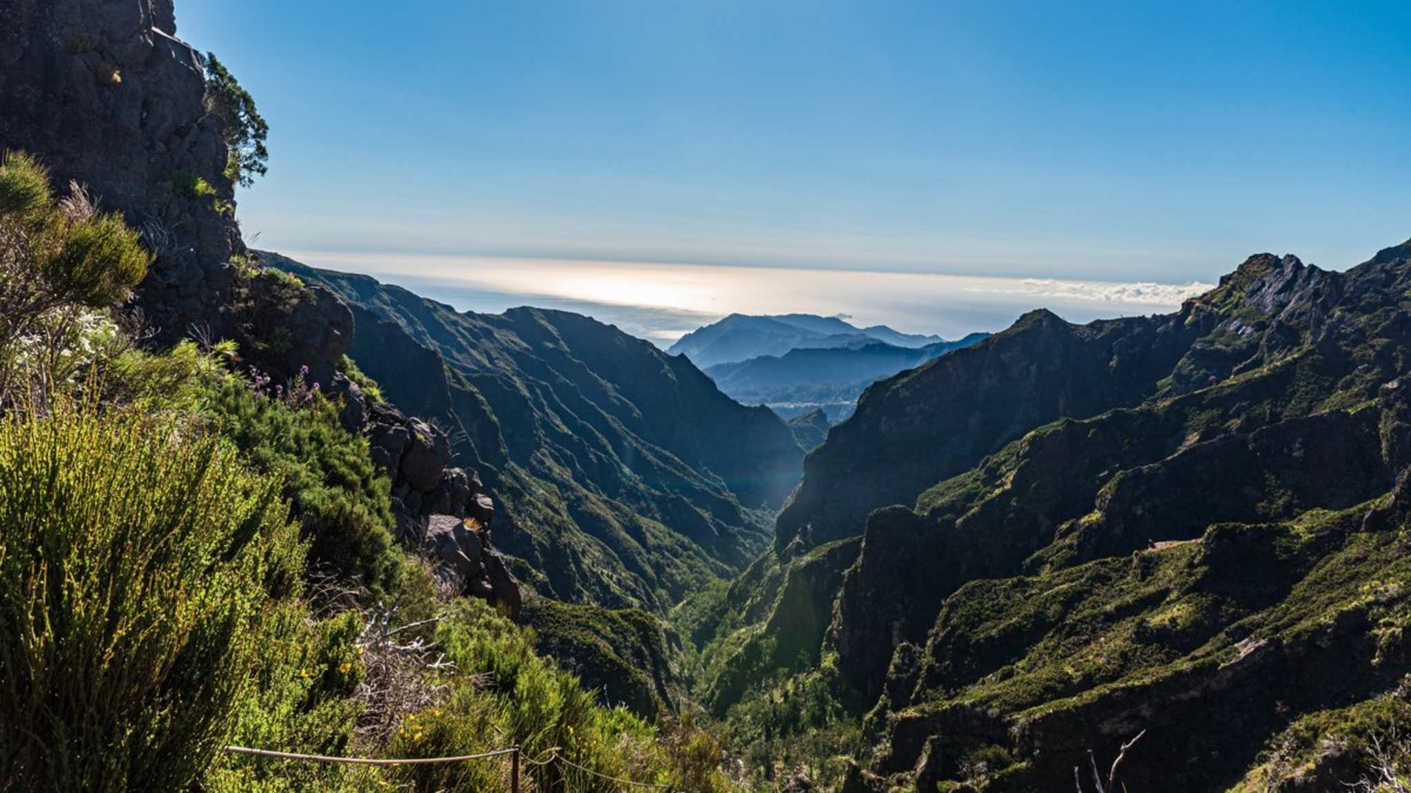 Der Blick vom Wanderweg "Vereda do Areeiro" auf Madeira. © iStock via Getty/honza28683