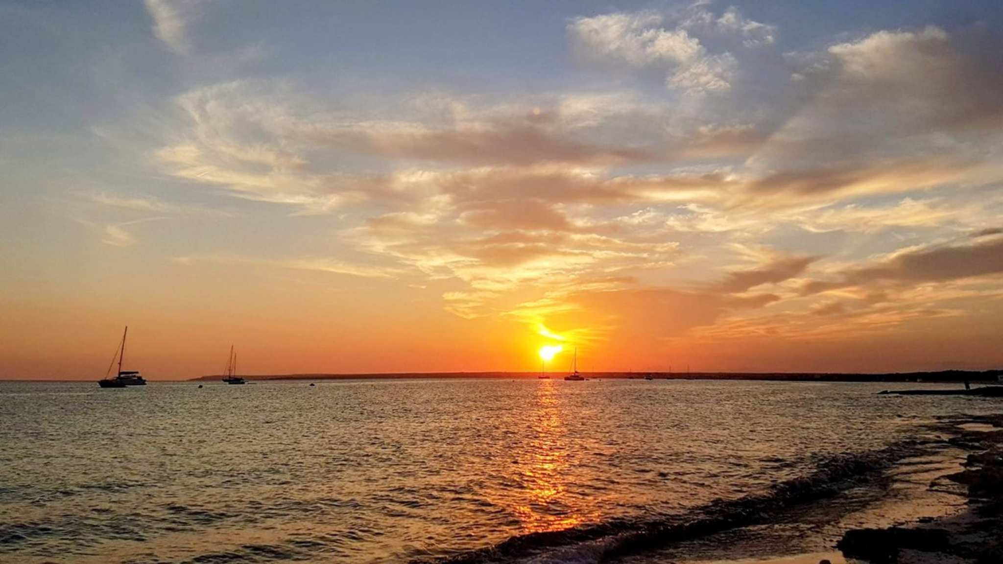 Mallorca ist und bleibt die Lieblingsinsel der Deutschen. Doch für einen solchen Sonnenuntergang musst Du nicht unbedingt in den Flieger steigen. © Sibylle Kirchen/iStock via Getty Images