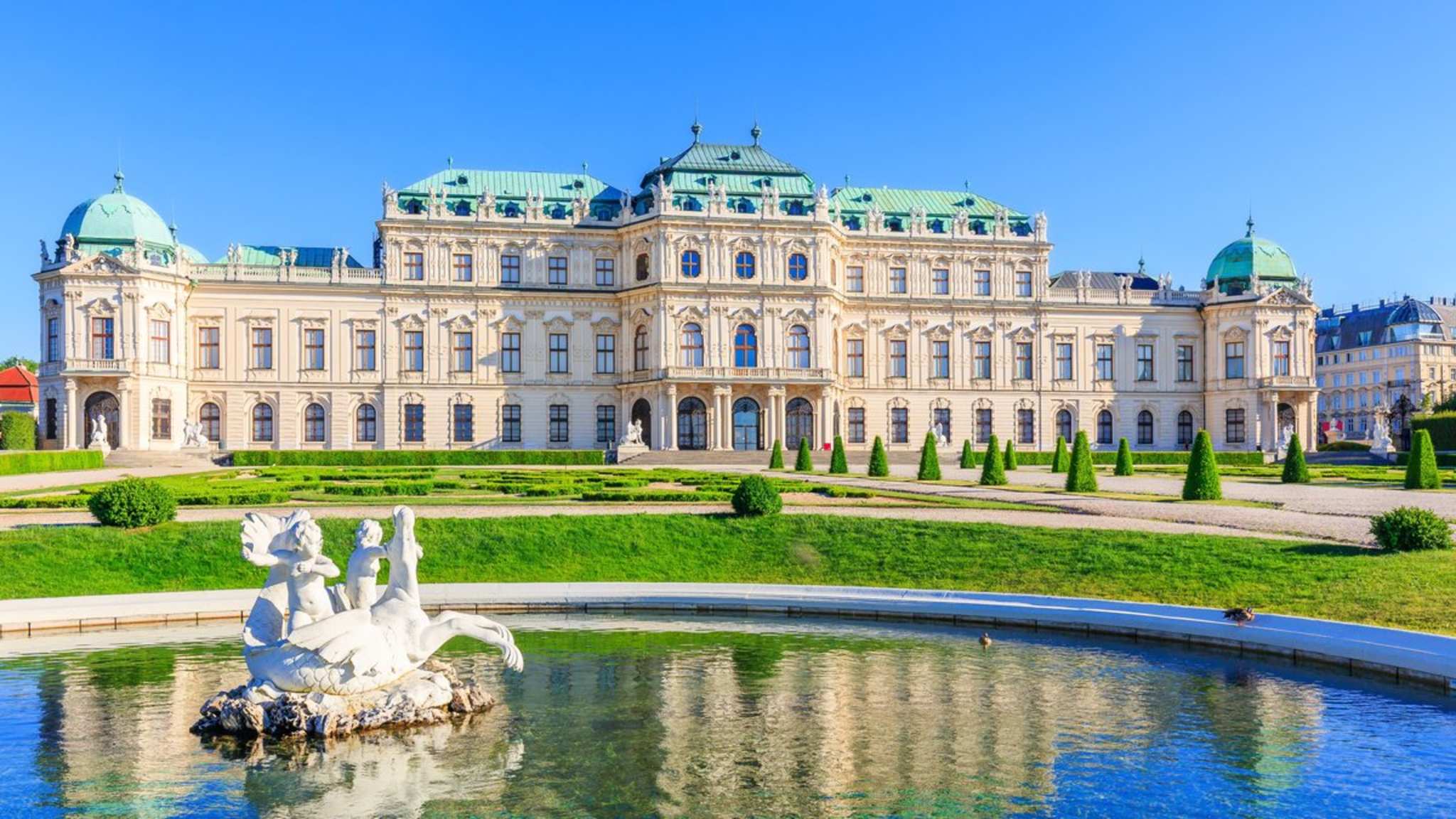 Das Obere Belvedere überzeugt nicht nur äußerlich. Im Inneren wartet das bekannteste Werk von Gustav Klimt auf Besucher: "Der Kuss". © iStock via Getty Images/SCStock