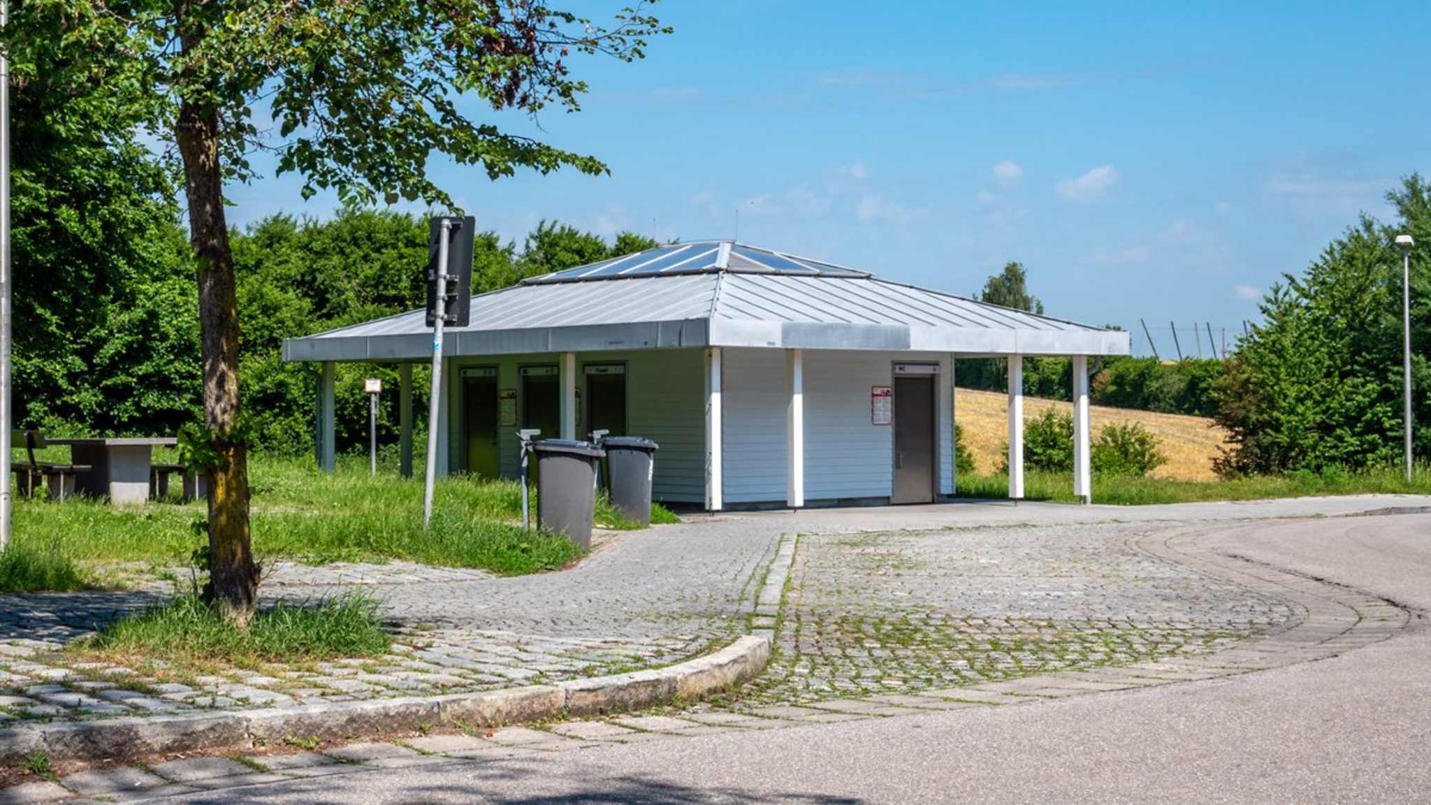 Ein neues Konzept soll den Besuch auf Autobahntoiletten überflüssig machen. © iStock via Getty/Animaflora