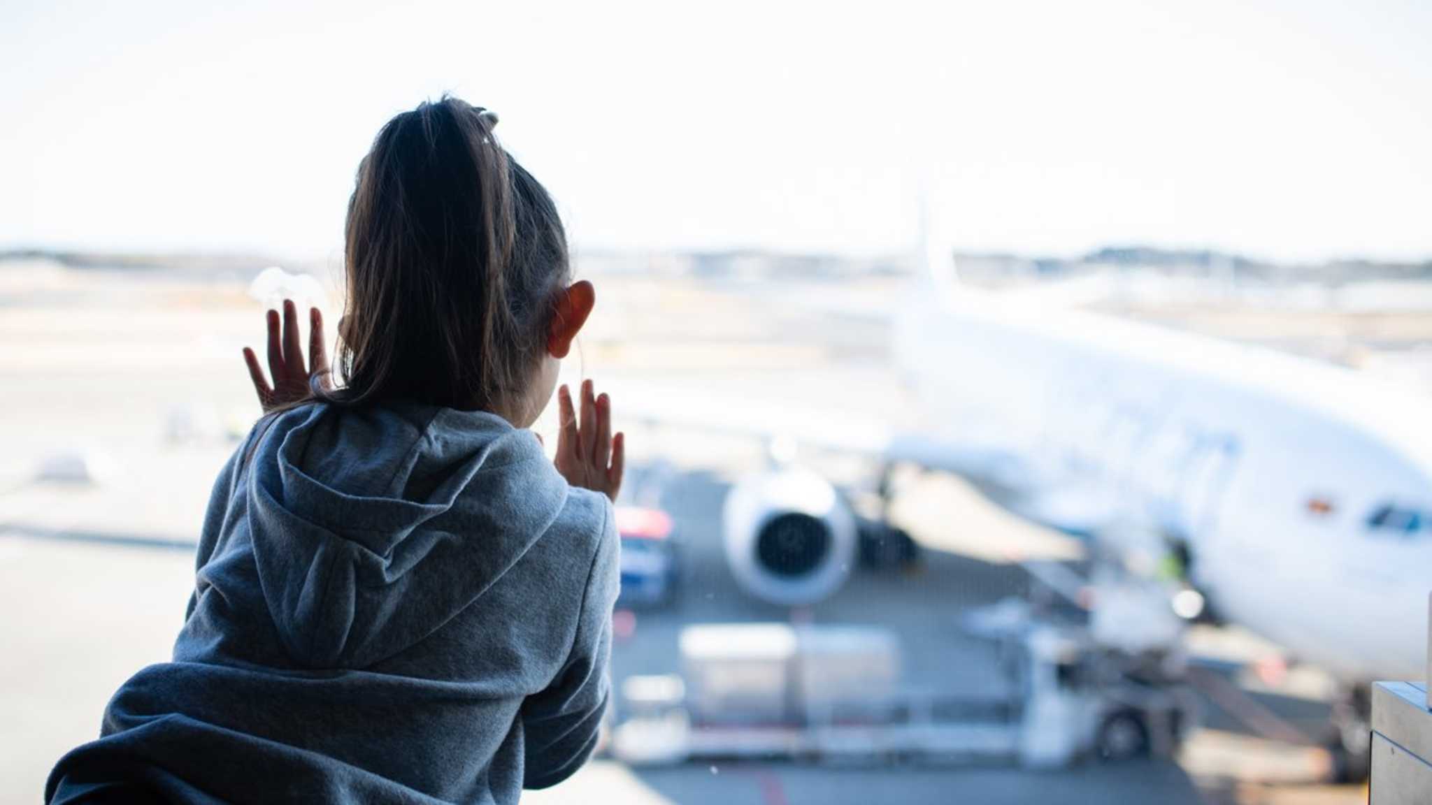 Worauf es zu achten gilt, wenn Kinder allein verreisen. © iStock via Getty/Hakase_