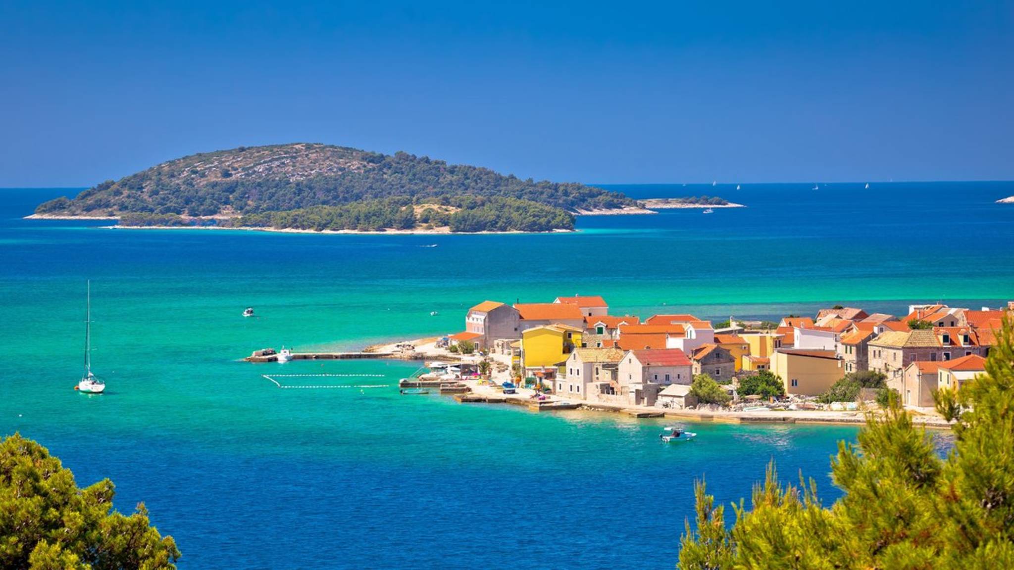 Durch seine vielen Inseln hat Kroatien tausende Kilometer Meeresanbindung. © xbrchx/iStock via Getty Images