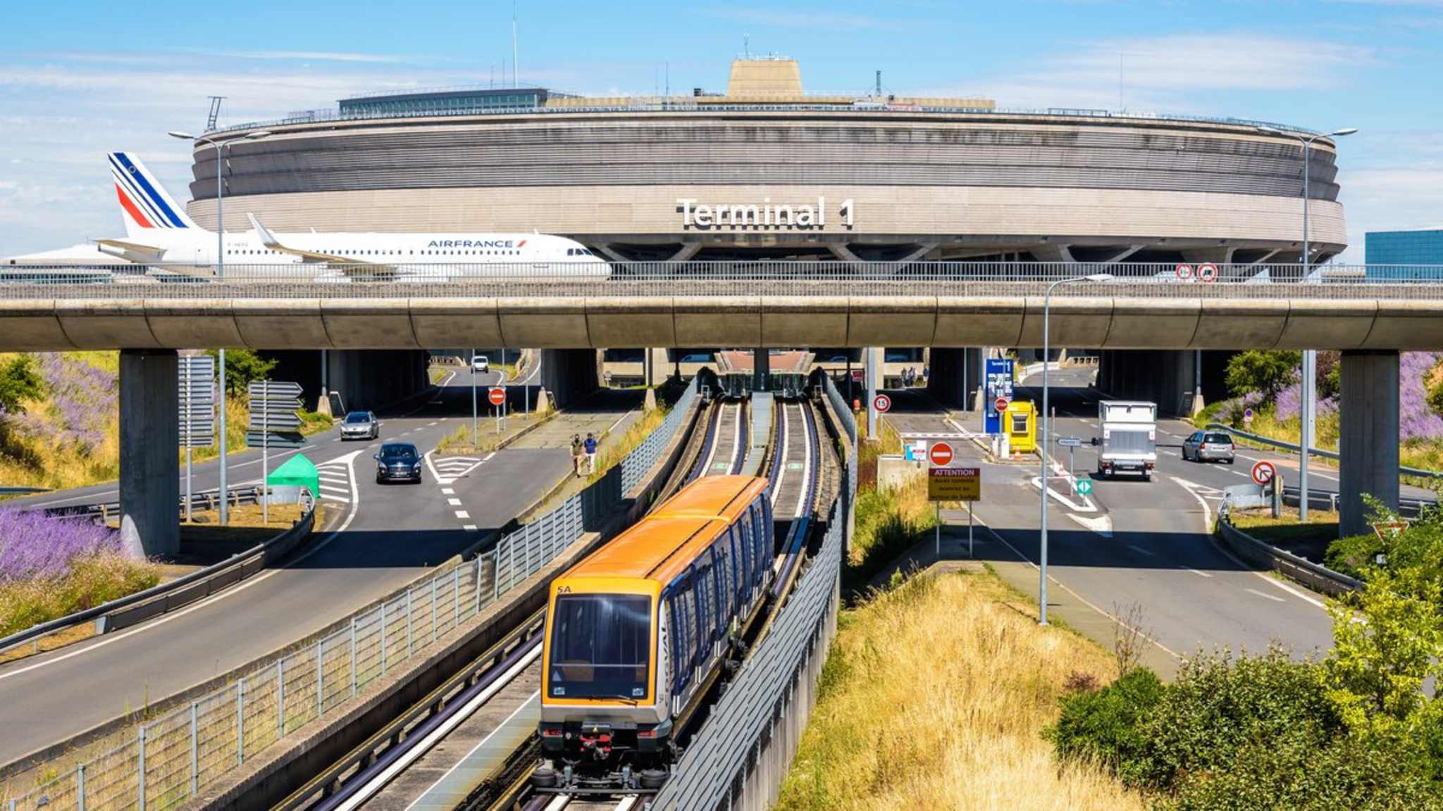 Die Fahrt zum Flughafen oder in die Stadt soll schneller werden. © iStock via Getty/olrat