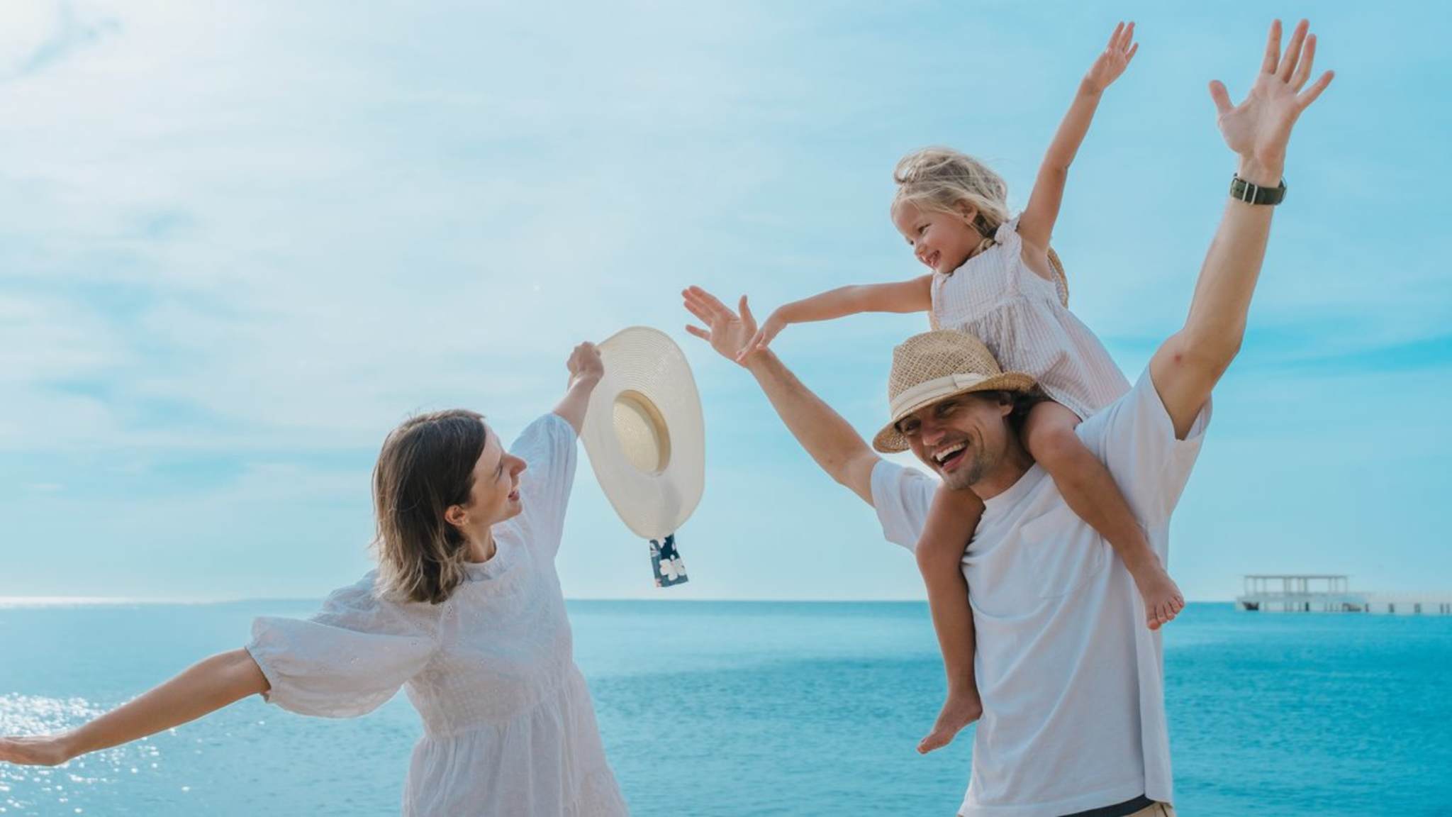 Vor allem bei kostspieligen Fernreisen, Kreuzfahrten oder Urlauben mit Kindern kann ein Reiseschutz nützlich sein. Preiswerte Kurztrips lassen sich dagegen oft auch ohne ergänzende Police absichern. © Montri Uaroon/iStock via Getty Images