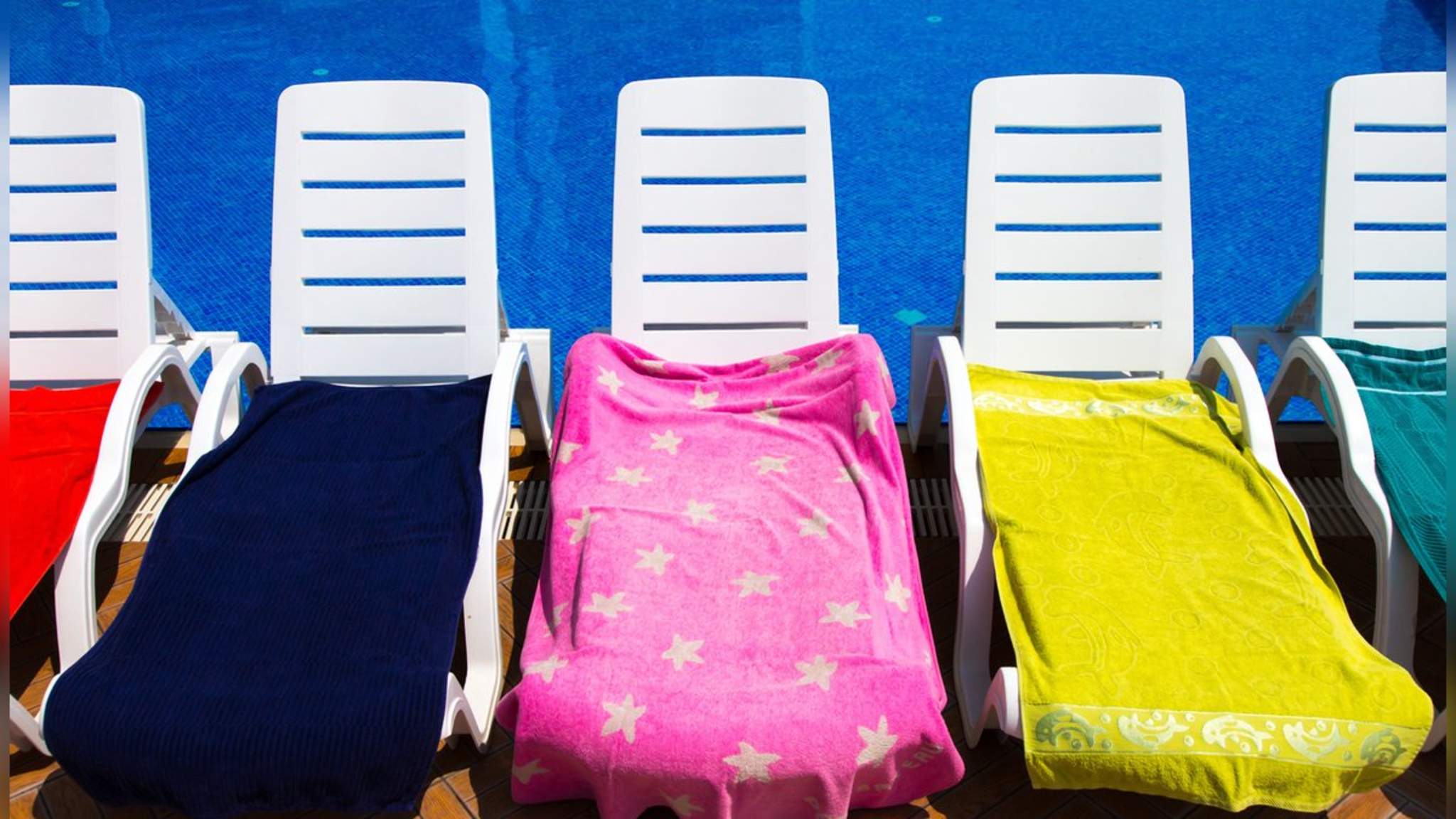 Poolliegen mit Handtüchern zu reservieren ist für viele eine Unsitte. © Naked King/iStock via Getty Images