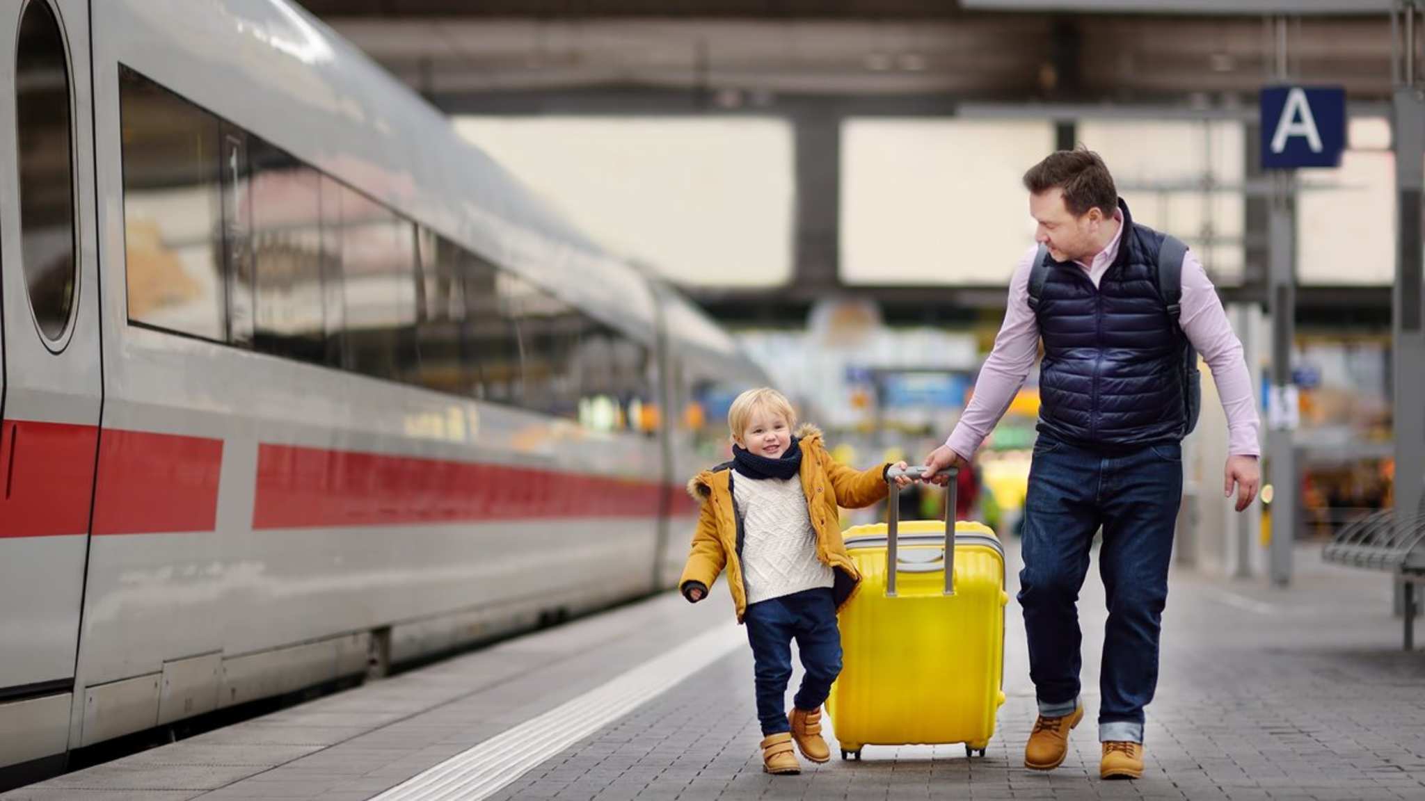 Familien mit bis zu fünf Personen können für knapp 100 Euro hin- und zurückreisen. © iStock via Getty/SbytovaMN