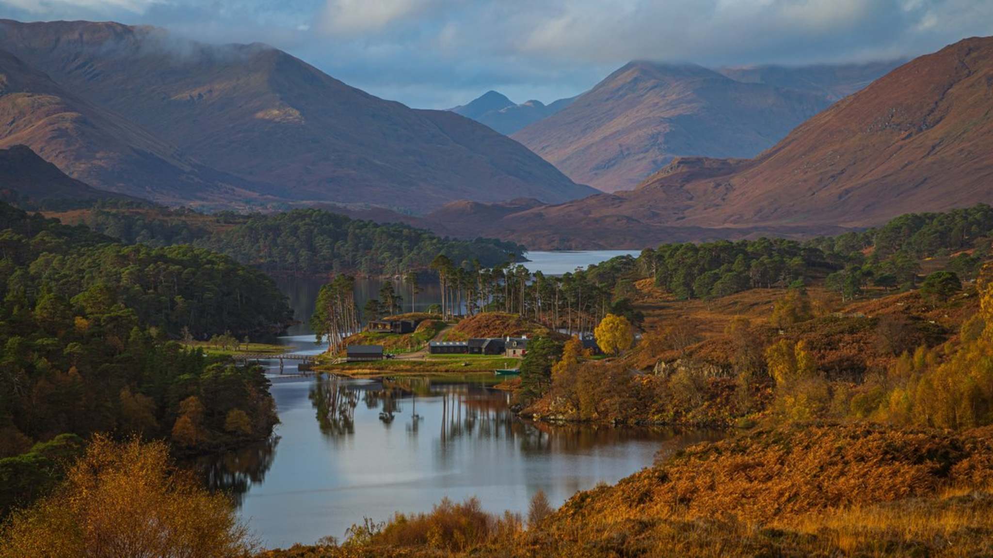 Die schottischen Highlands präsentieren sich im Herbst als wahres Farbspektakel. © Andrew Briggs/iStock via Getty Images