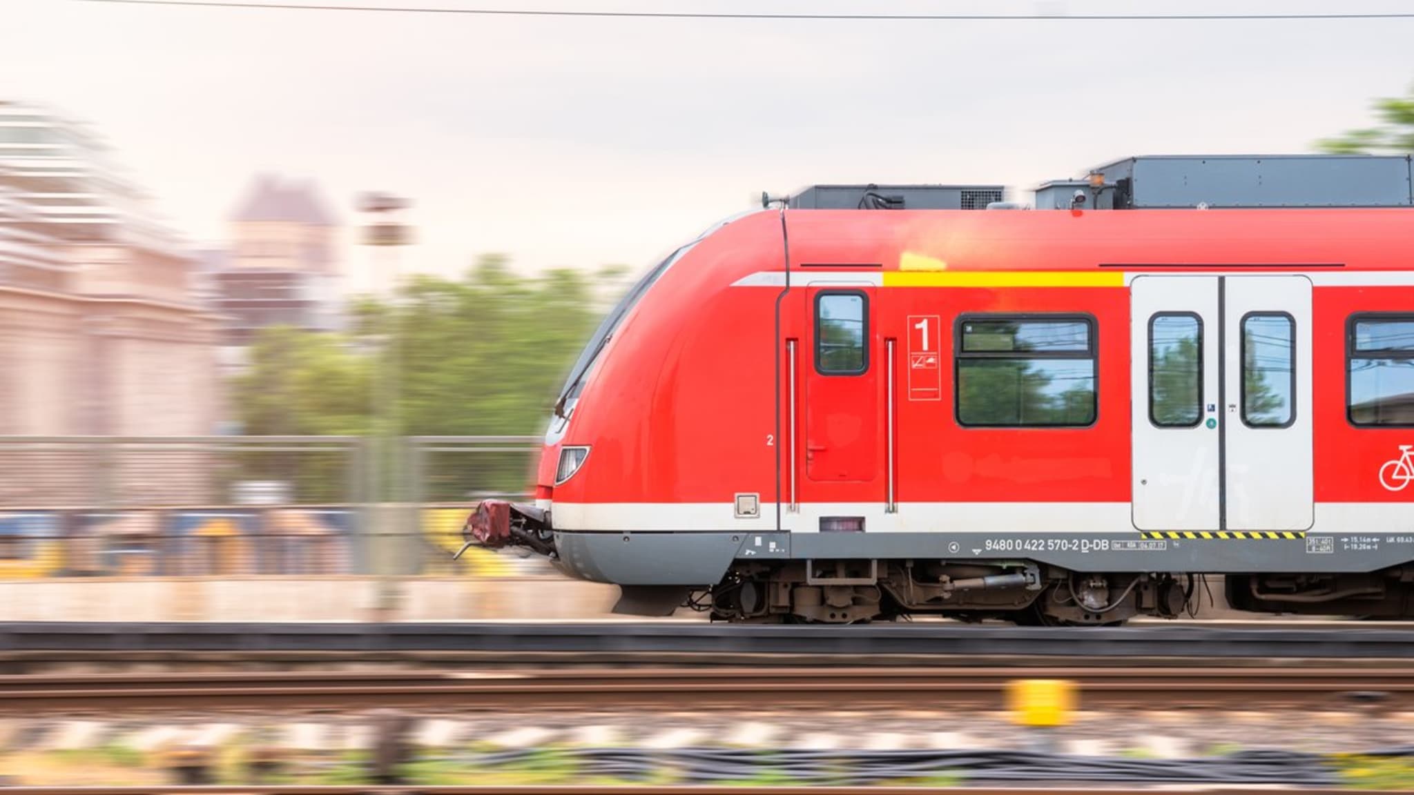 NutzerInnen des Deutschlandtickets müssen ab Januar 2027 tiefer in die Tasche greifen. © iStock via Getty/AlbertPego