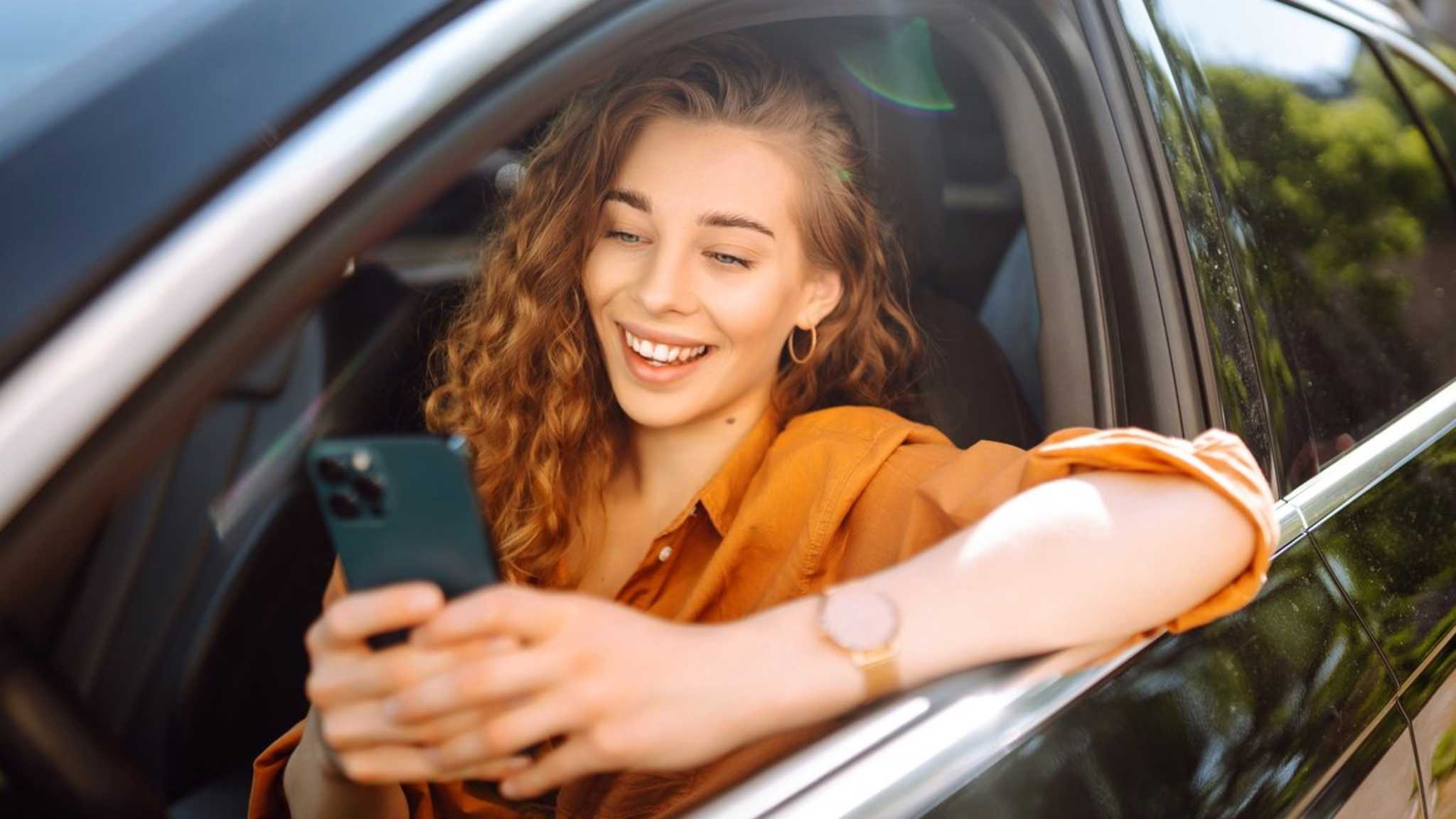 Mit der passenden App lässt sich beim Tanken häufig sparen. © Maksym  Belchenko/iStock via Getty Images