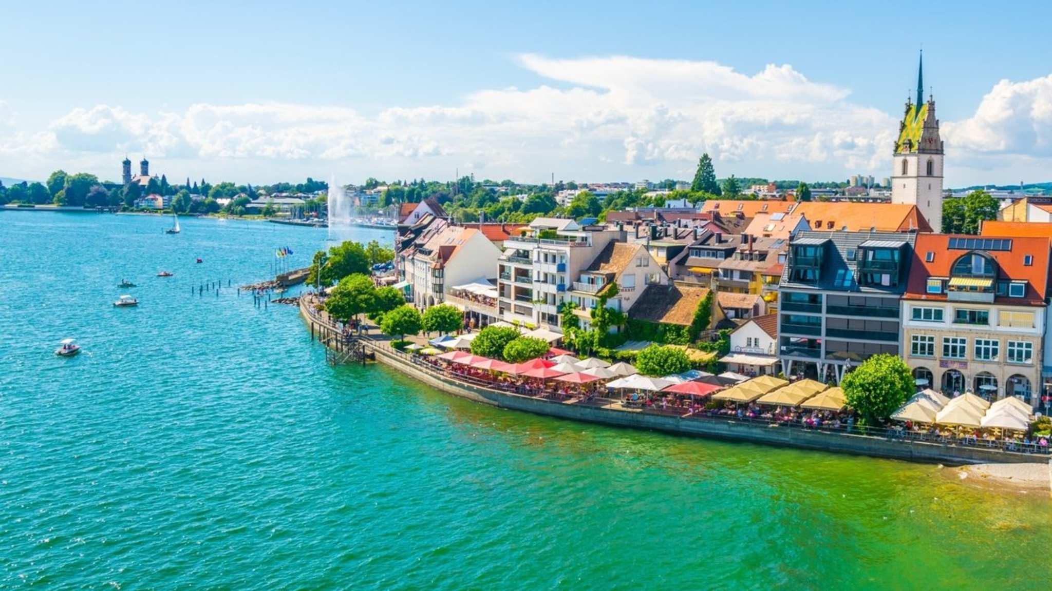Rund um den Bodensee gibt es viele sehenswerte Dörfer und Städte, beispielsweise Friedrichshafen. © trabantos/Shutterstock.com