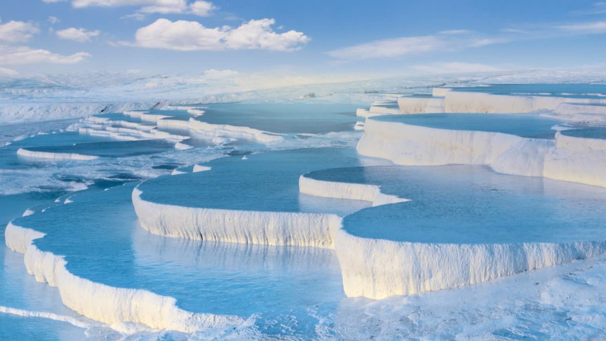 Seit gut 20 Jahren ist es verboten, in den Kalksteinterrassen Pamukkales zu baden. © muratart/Shutterstock.com