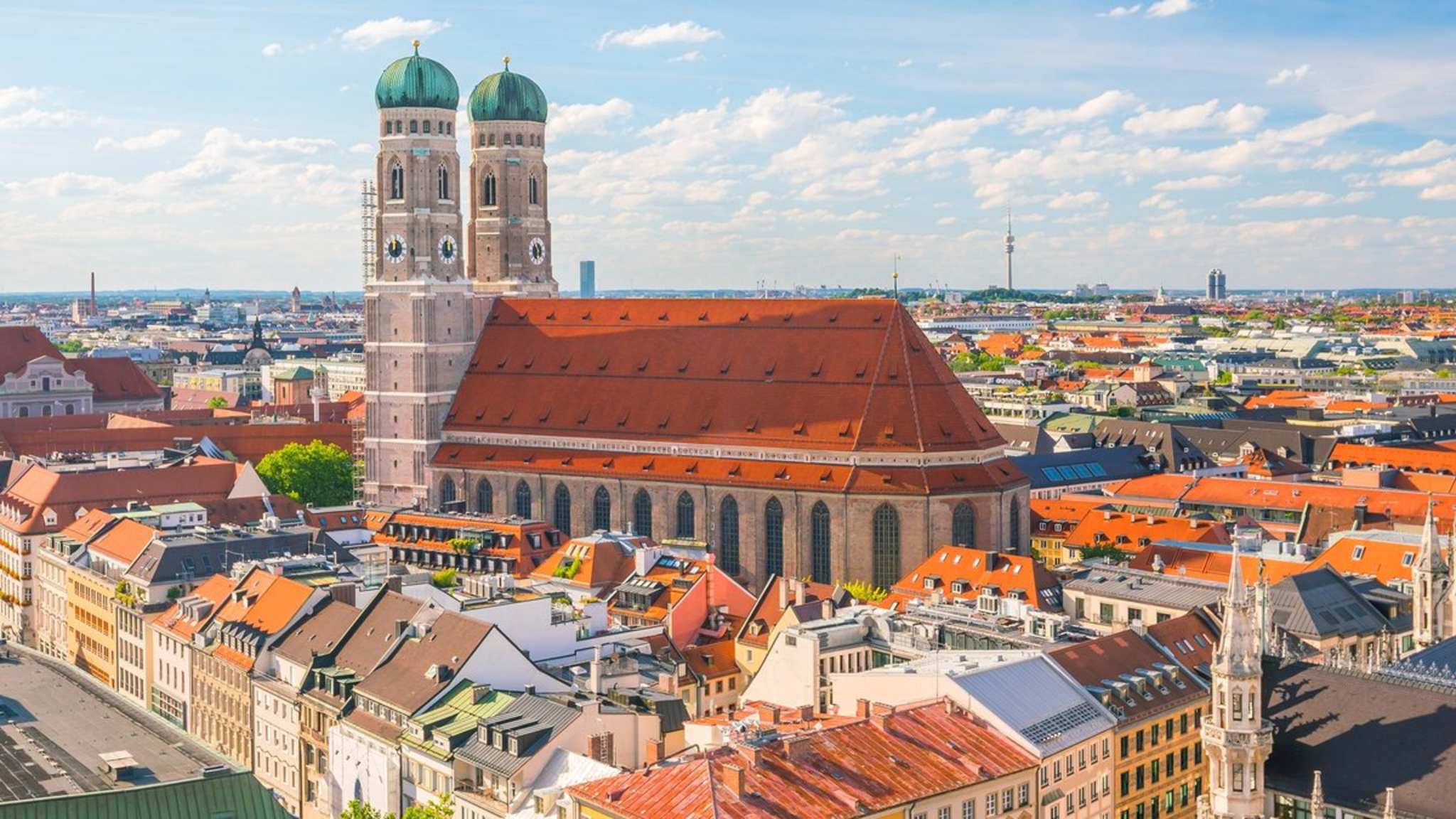 Die Frauenkirche gehört zu den bekanntesten Wahrzeichen Münchens. © f11photo/Shutterstock.com
